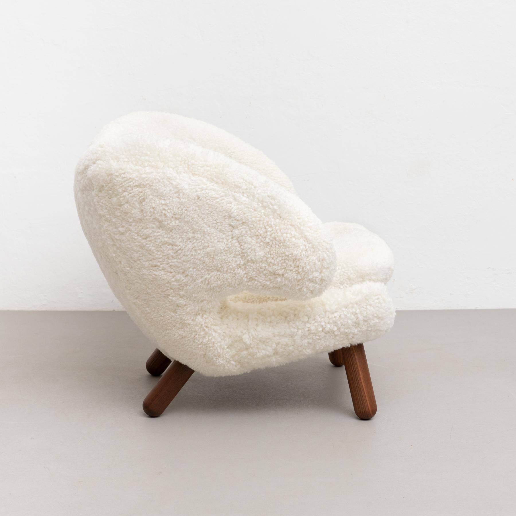 Finn Juhl Pelican Chair Upholstered in Gotland Sheepskin For Sale 3