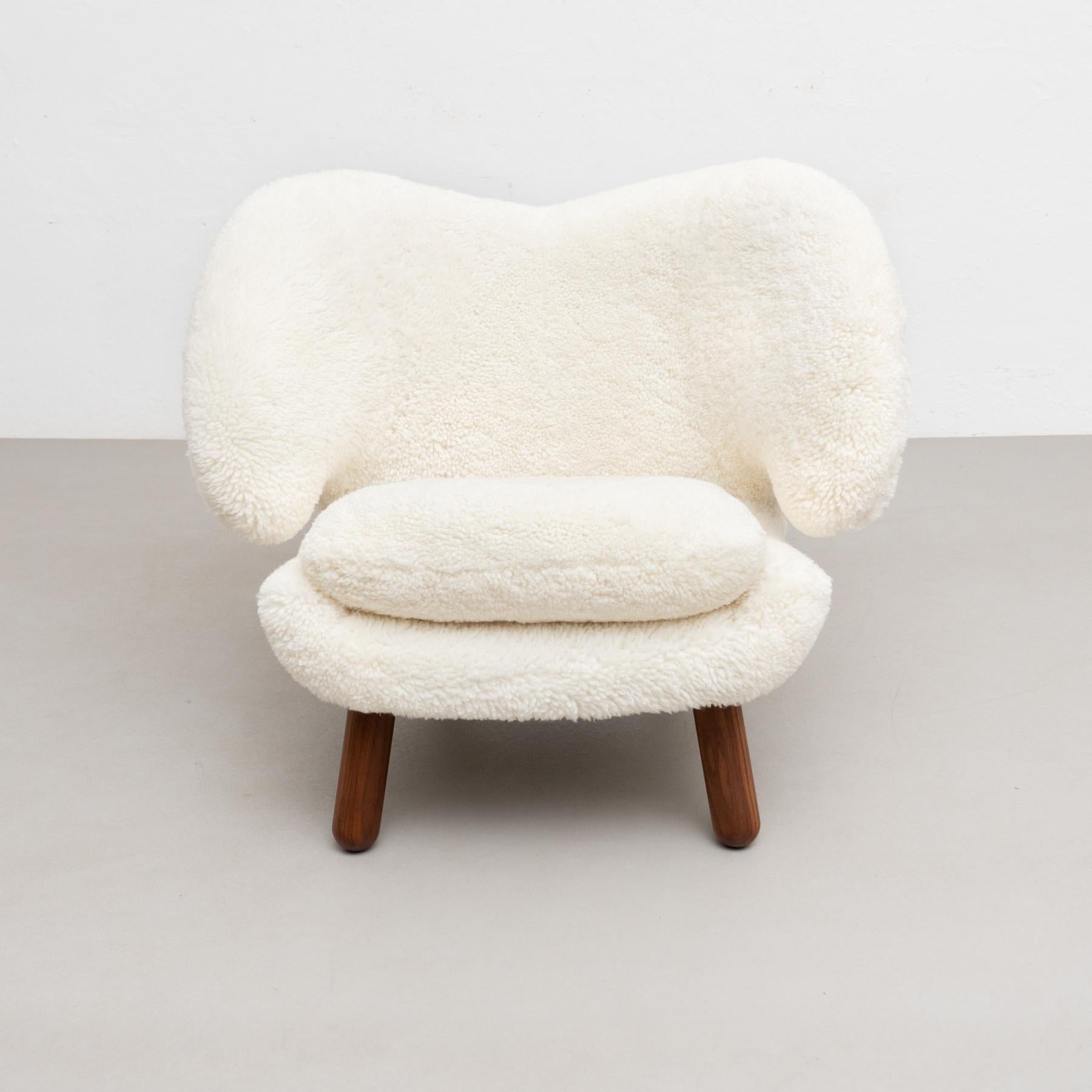 Finn Juhl Pelican Chair Upholstered in Offwhite Sheepskin (Chaise Pélican recouverte de peau de mouton blanc cassé) en vente 4