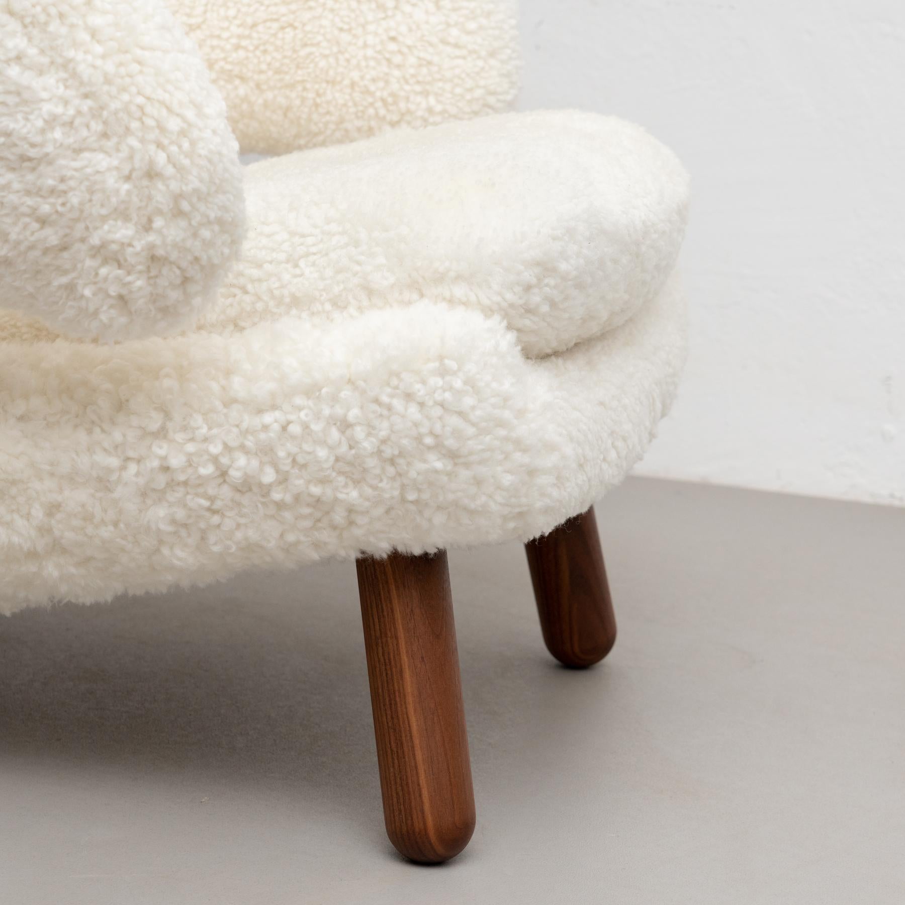 Finn Juhl Pelican Chair Upholstered in Gotland Sheepskin For Sale 4