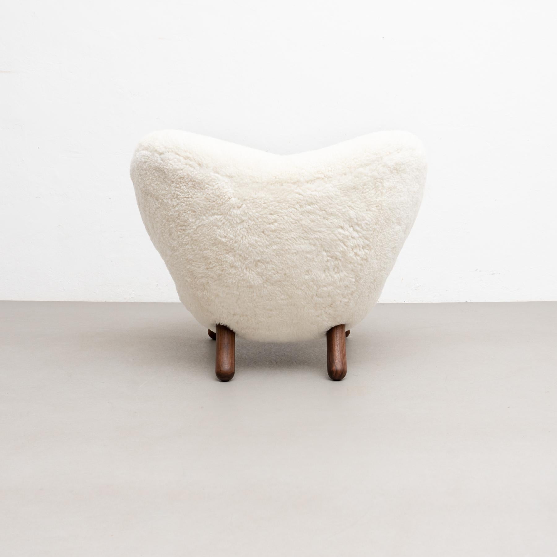 Finn Juhl Pelican Chair Upholstered in Offwhite Sheepskin (Chaise Pélican recouverte de peau de mouton blanc cassé) en vente 5