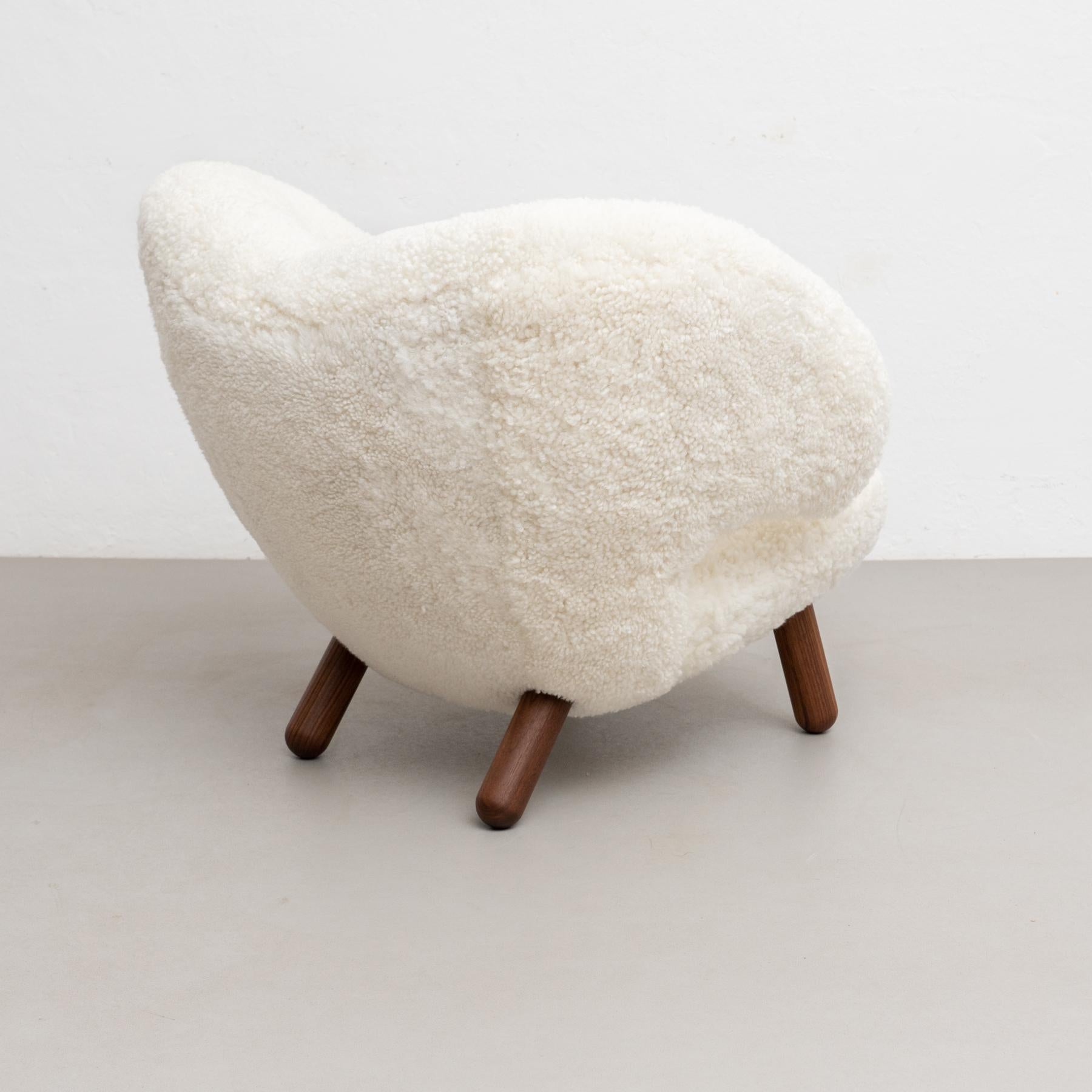 Finn Juhl Pelican Chair Upholstered in Gotland Sheepskin For Sale 5