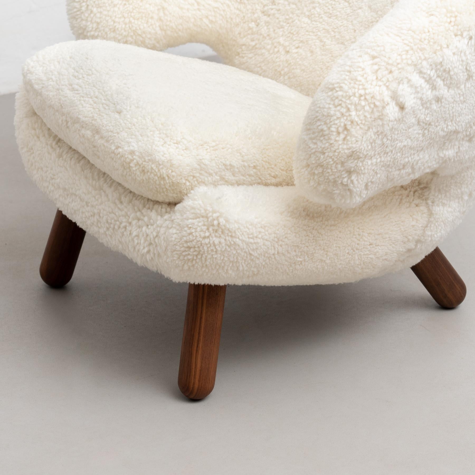 Finn Juhl Pelican Chair Upholstered in Offwhite Sheepskin (Chaise Pélican recouverte de peau de mouton blanc cassé) en vente 6