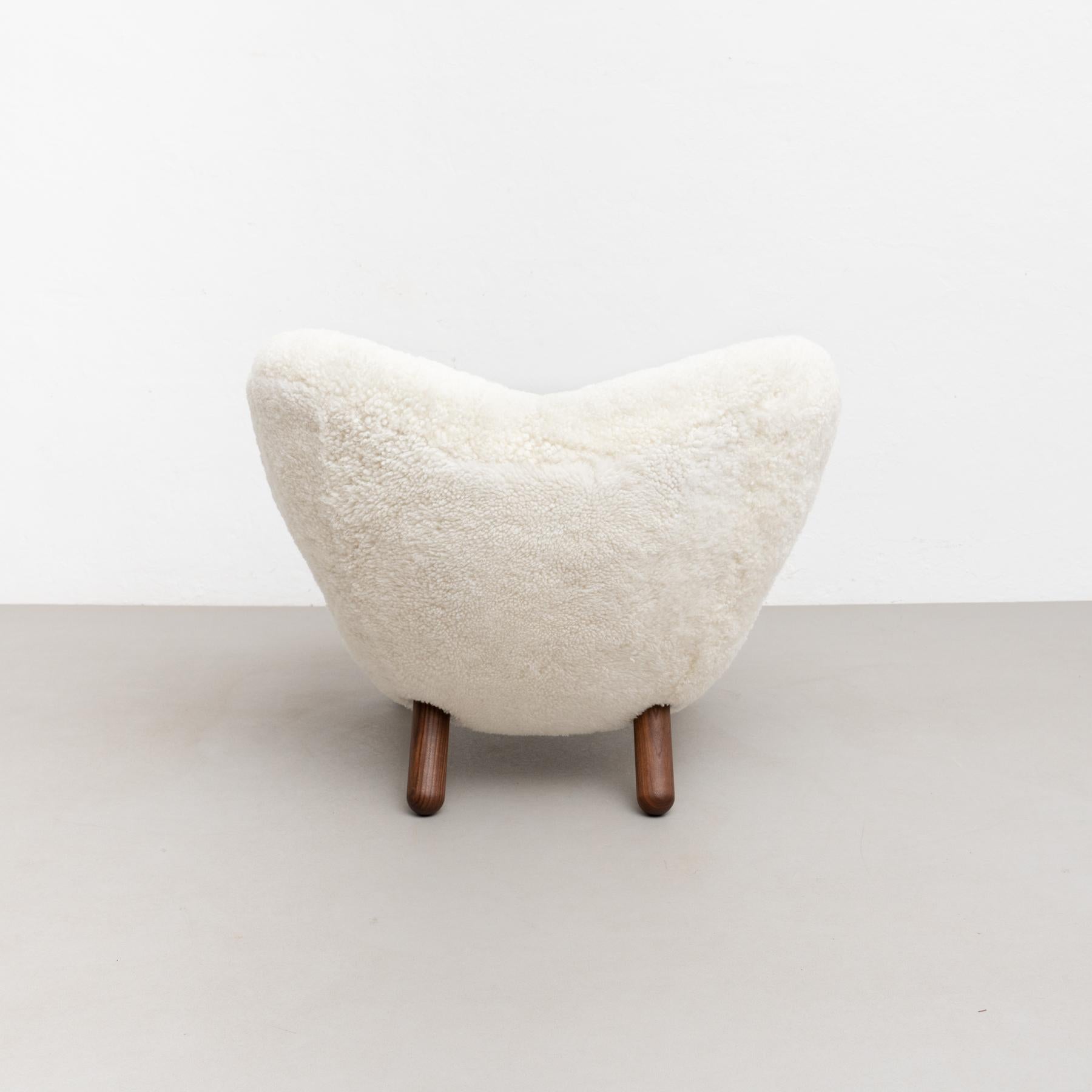 Finn Juhl Pelican Chair Upholstered in Gotland Sheepskin For Sale 6