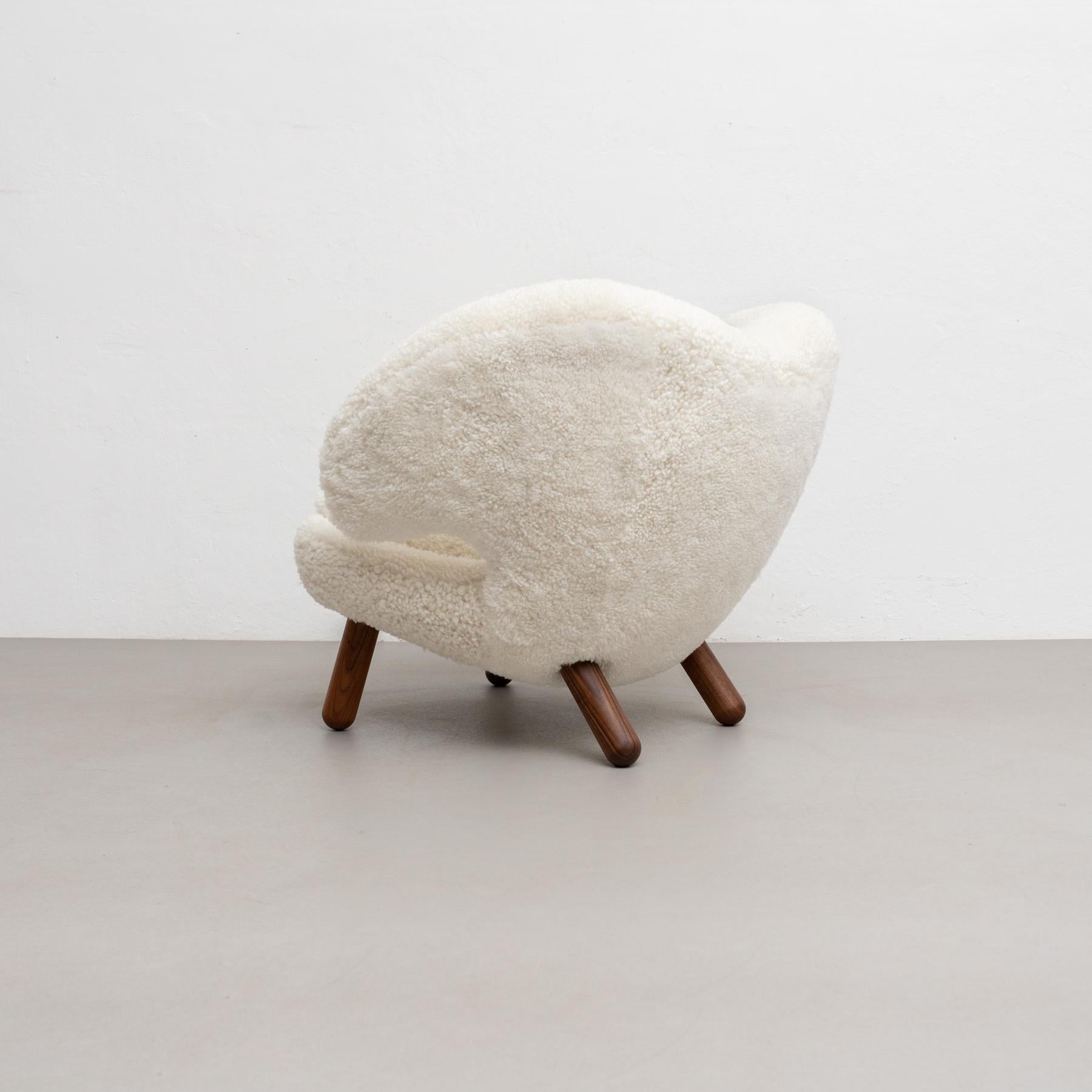 Finn Juhl Pelican Chair Upholstered in Gotland Sheepskin For Sale 7