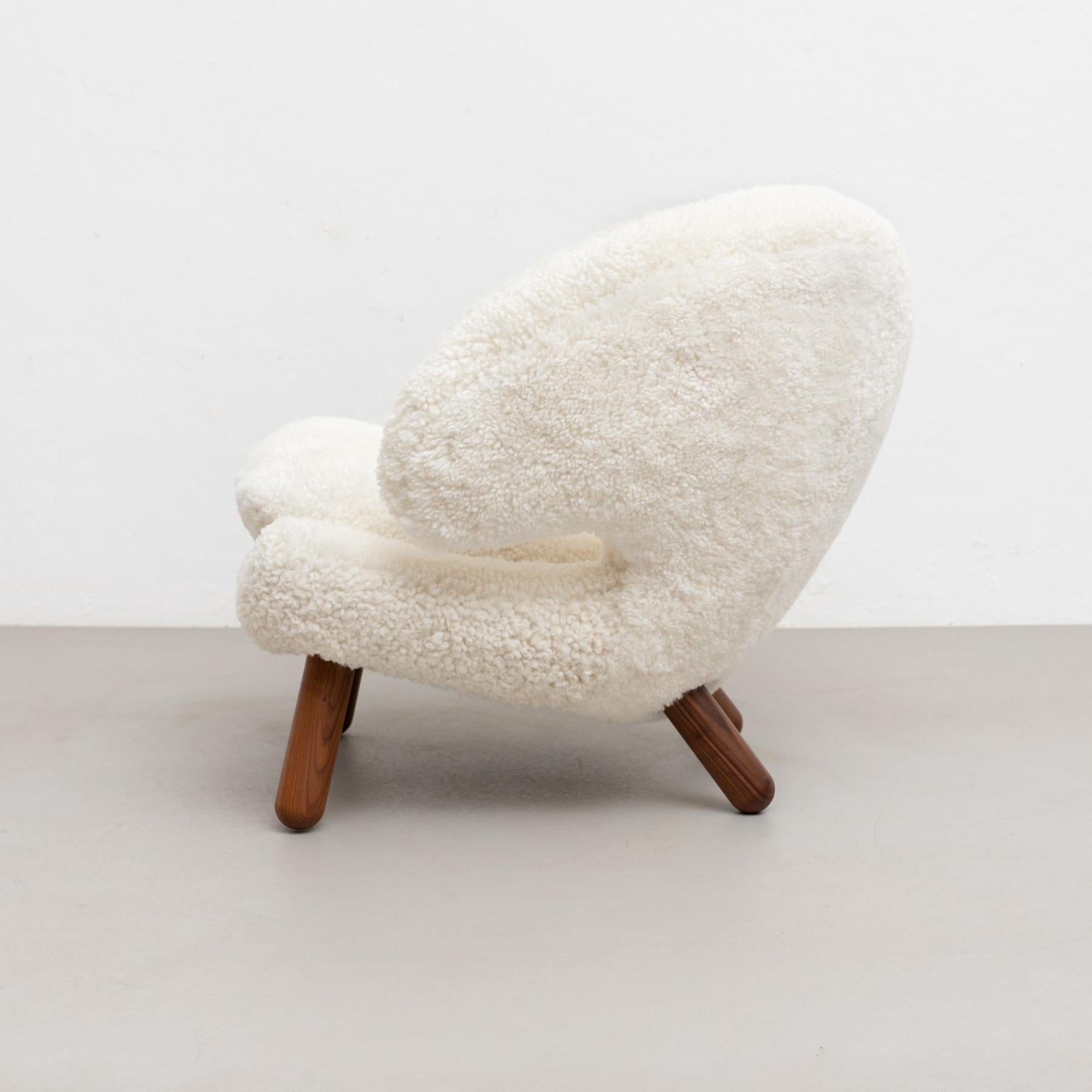 Finn Juhl Pelican Chair Upholstered in Gotland Sheepskin For Sale 9