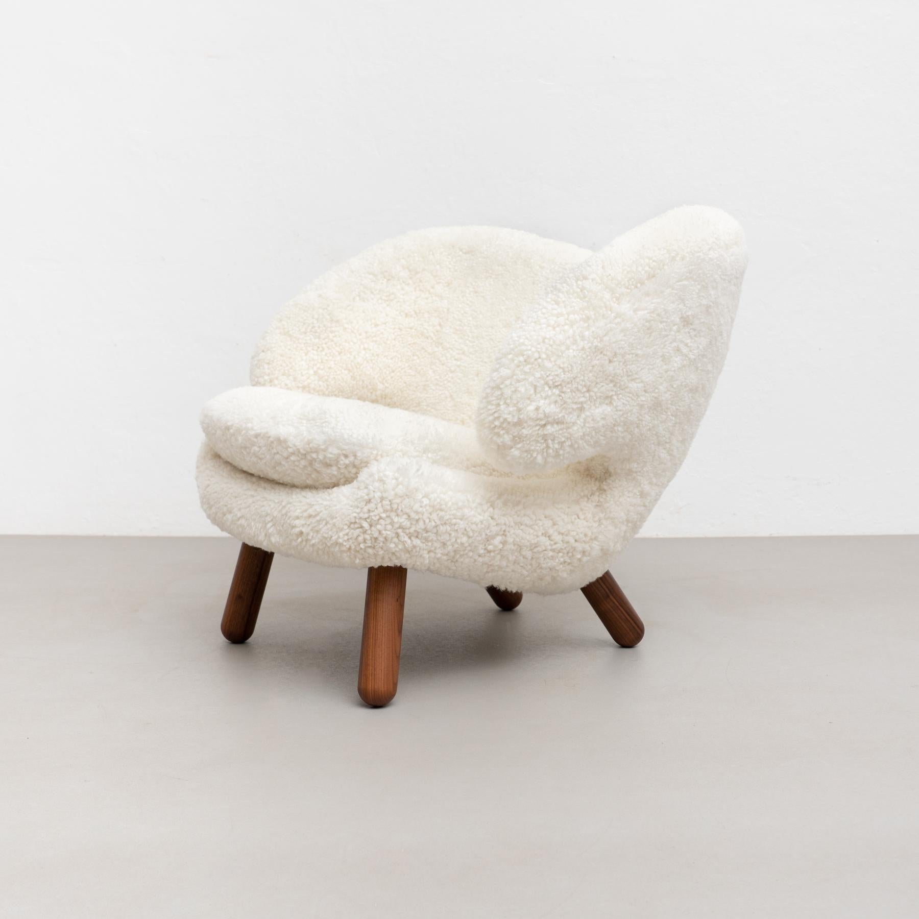 Finn Juhl Pelican Chair Upholstered in Gotland Sheepskin For Sale 10