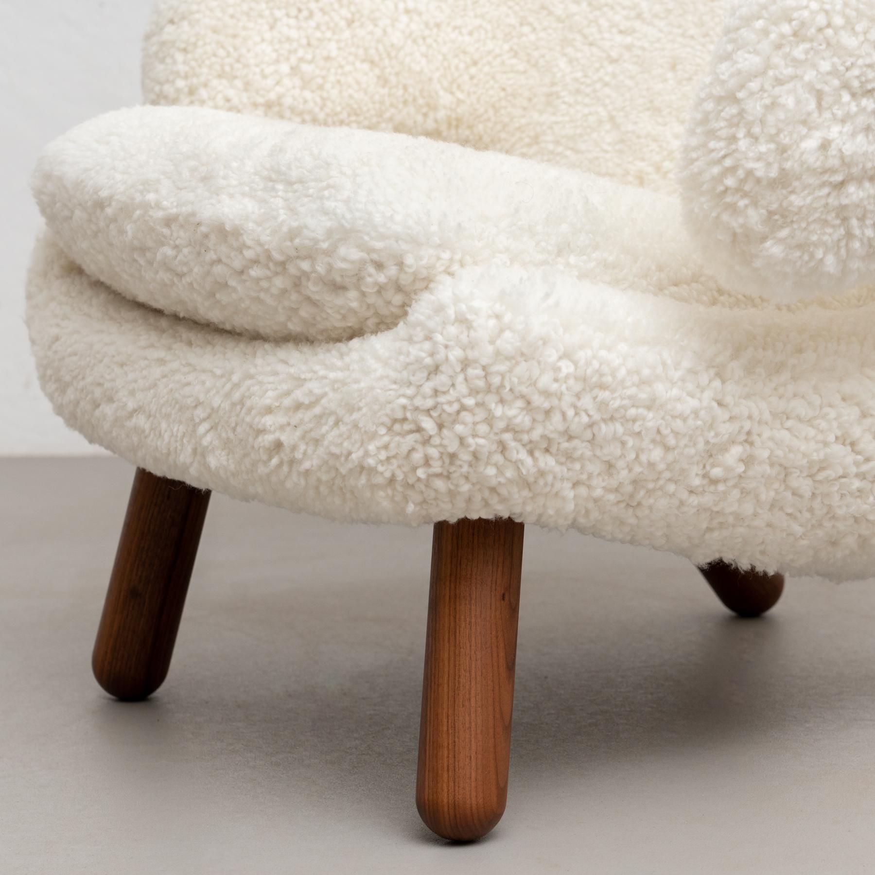 Finn Juhl Pelican Chair Upholstered in Gotland Sheepskin For Sale 11