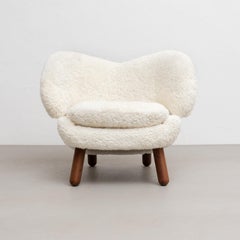 Silla Finn Juhl Pelican Tapizada en Piel de Oveja de Gotland