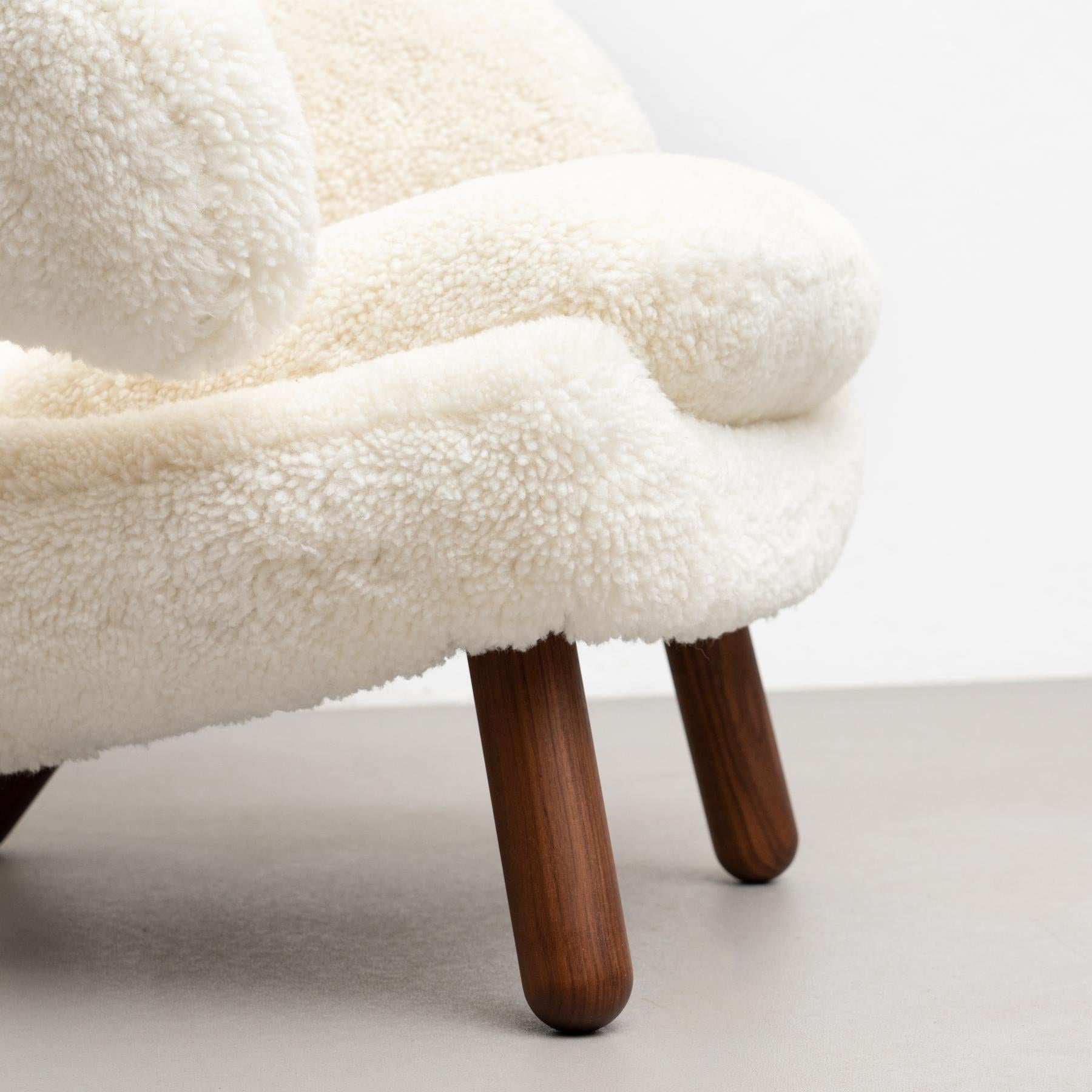 Moderne Finn Juhl Pelican Chair Upholstered in Offwhite Sheepskin (Chaise Pélican recouverte de peau de mouton blanc cassé) en vente