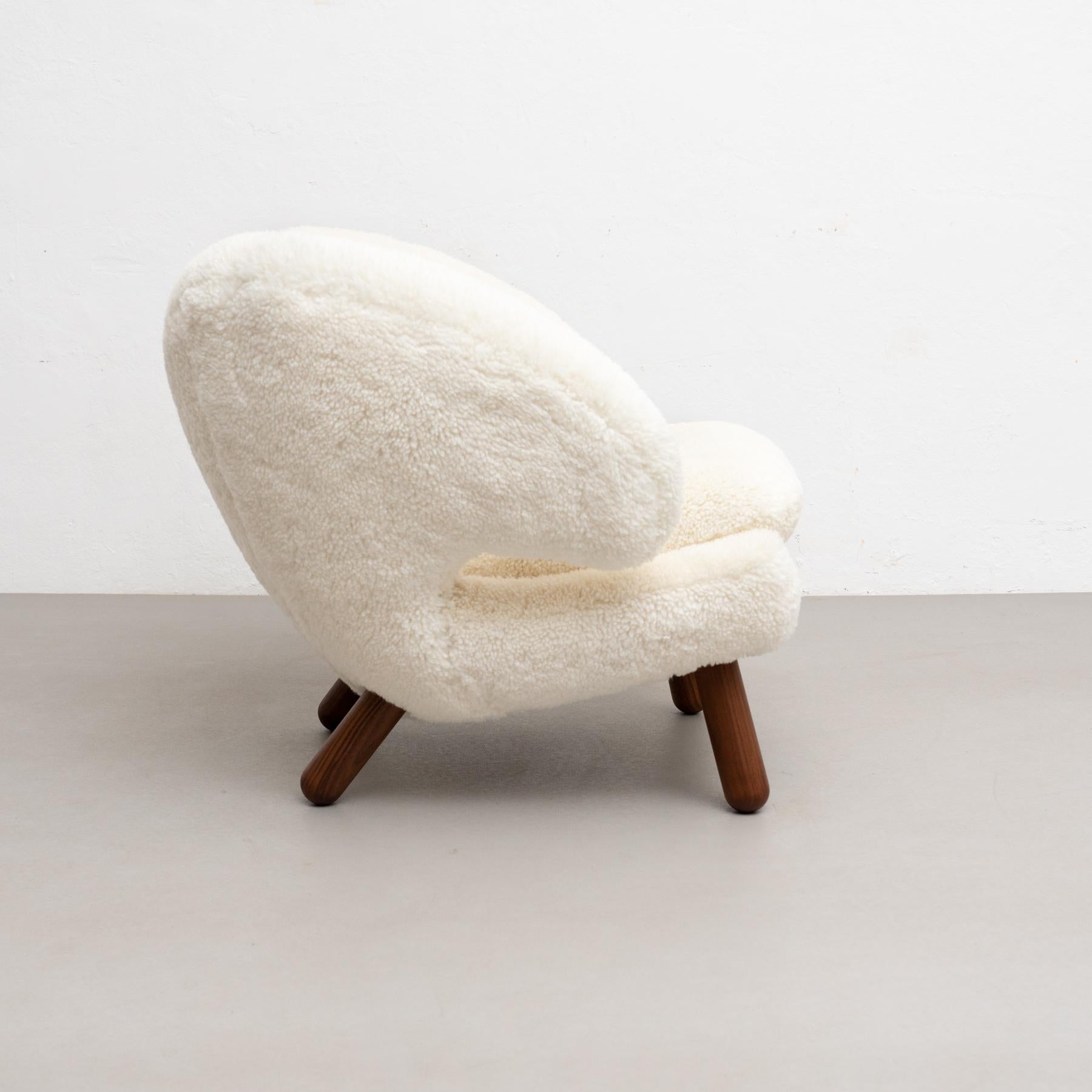 Danois Finn Juhl Pelican Chair Upholstered in Offwhite Sheepskin (Chaise Pélican recouverte de peau de mouton blanc cassé) en vente