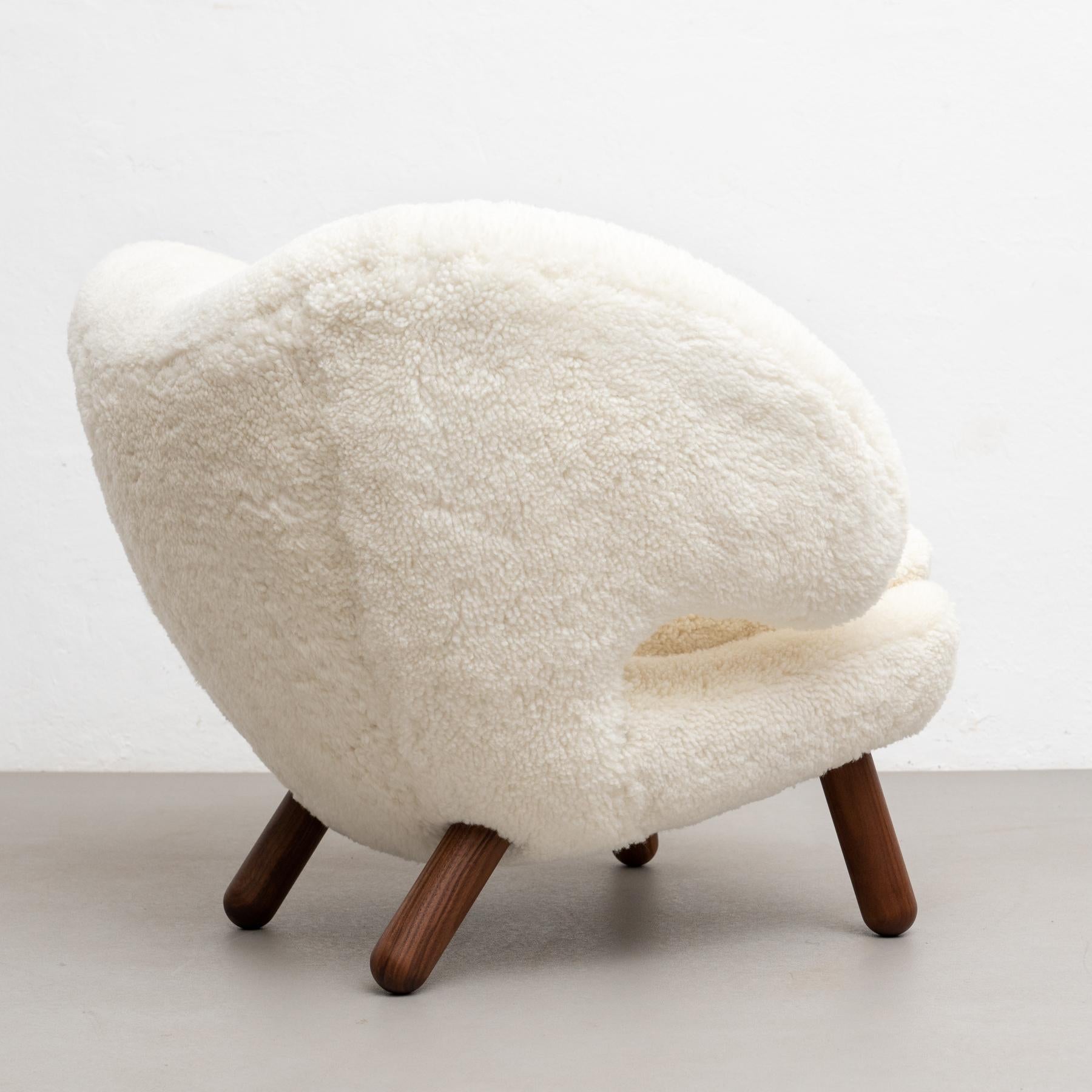 Danish Finn Juhl Pelican Chair Upholstered in Offwhite Sheepskin For Sale
