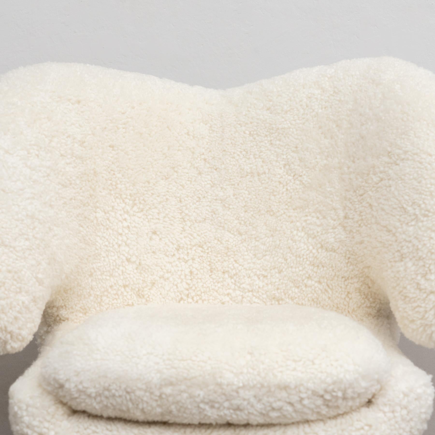 Finn Juhl Pelican Chair Upholstered in Gotland Sheepskin In New Condition For Sale In Barcelona, Barcelona