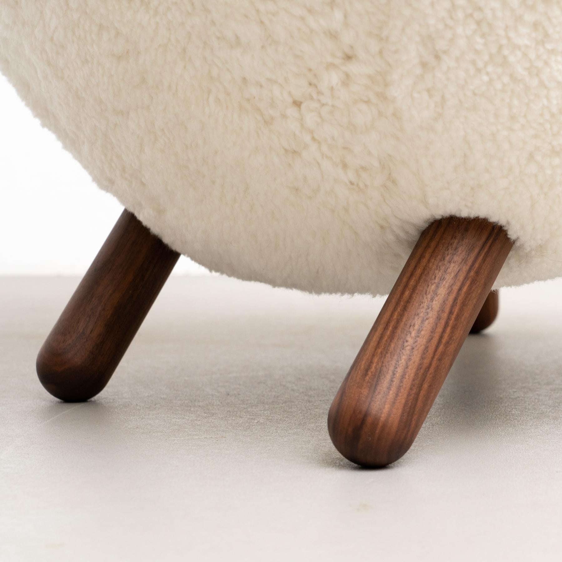 XXIe siècle et contemporain Finn Juhl Pelican Chair Upholstered in Offwhite Sheepskin (Chaise Pélican recouverte de peau de mouton blanc cassé) en vente