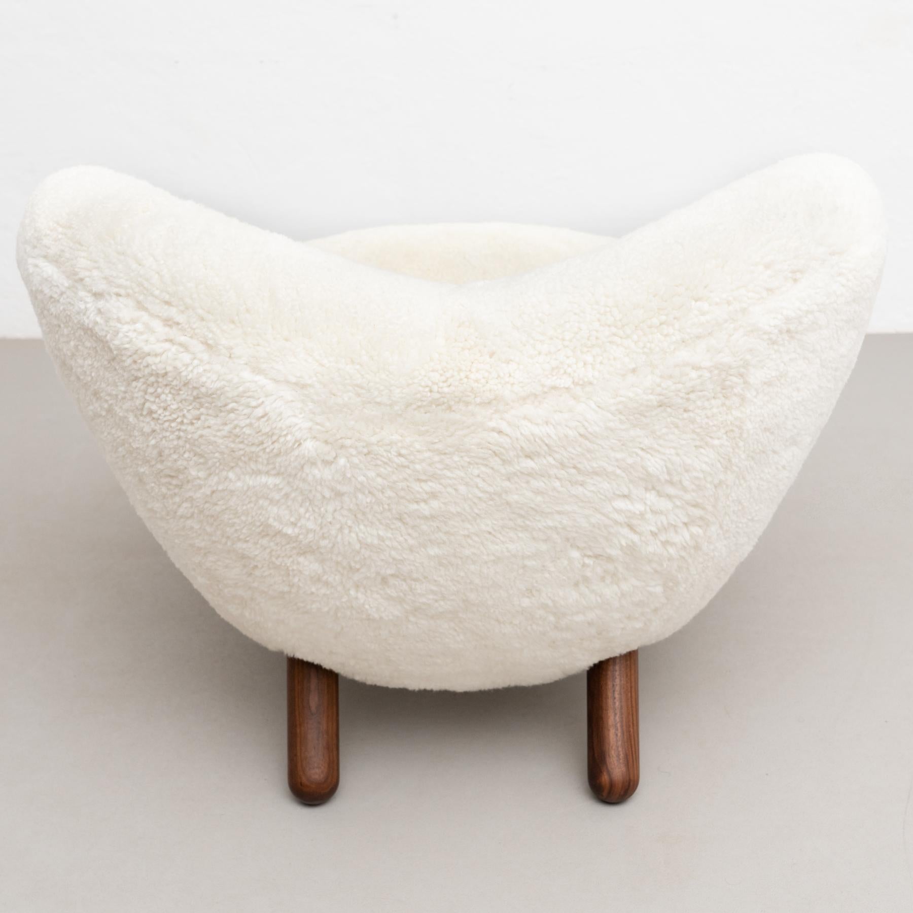 Contemporary Finn Juhl Pelican Chair Upholstered in Offwhite Sheepskin For Sale