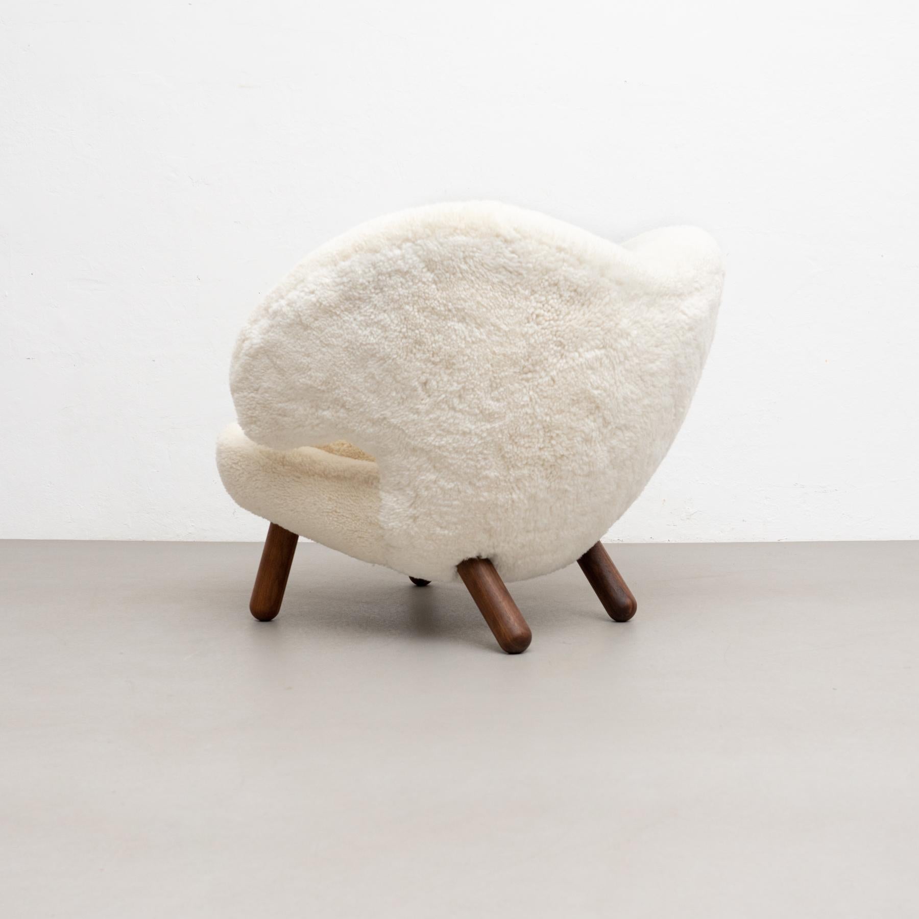 Finn Juhl Pelican Chair Upholstered in Offwhite Sheepskin (Chaise Pélican recouverte de peau de mouton blanc cassé) en vente 1