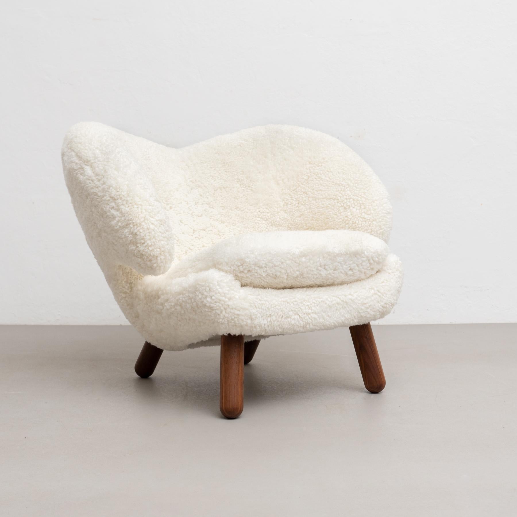 Finn Juhl Pelican Chair Upholstered in Gotland Sheepskin For Sale 1