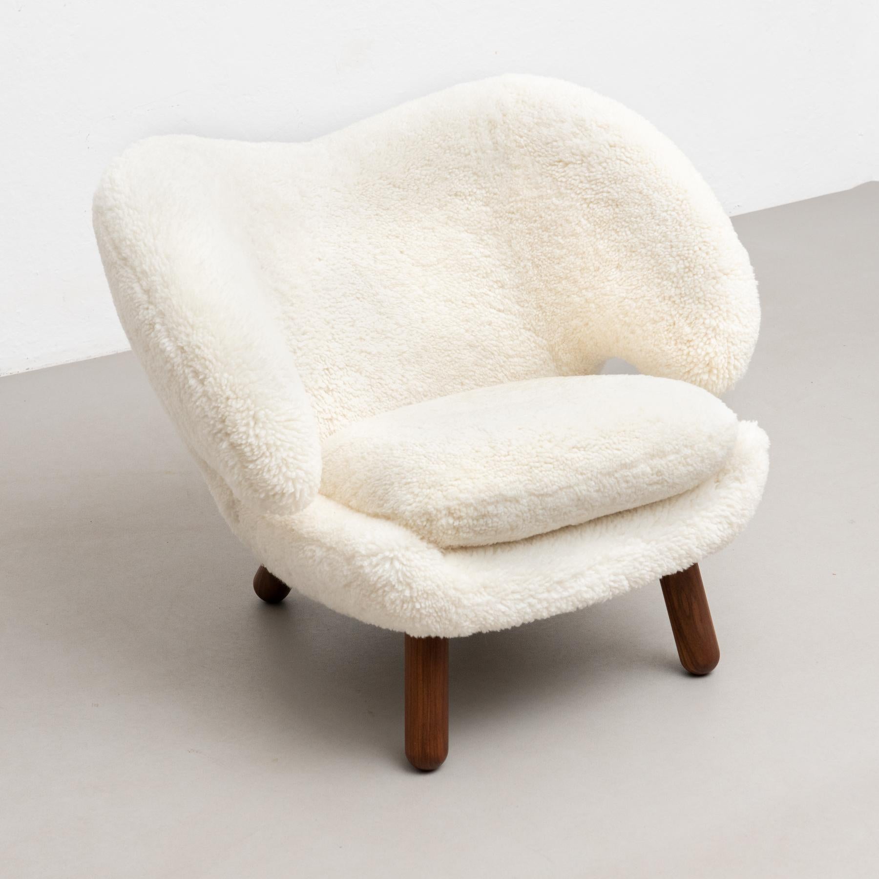 Finn Juhl Pelican Chair Upholstered in Offwhite Sheepskin (Chaise Pélican recouverte de peau de mouton blanc cassé) en vente 2