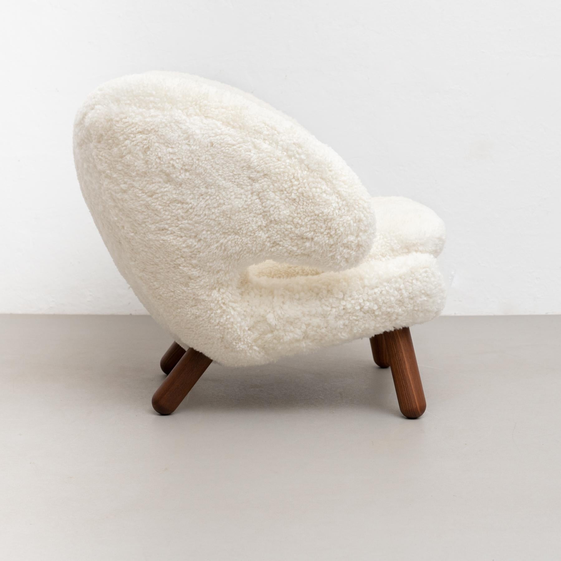 Finn Juhl Pelican Chair Upholstered in Gotland Sheepskin For Sale 2