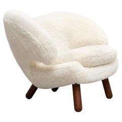 Finn Juhl Pelican Chair Upholstered in Offwhite Sheepskin