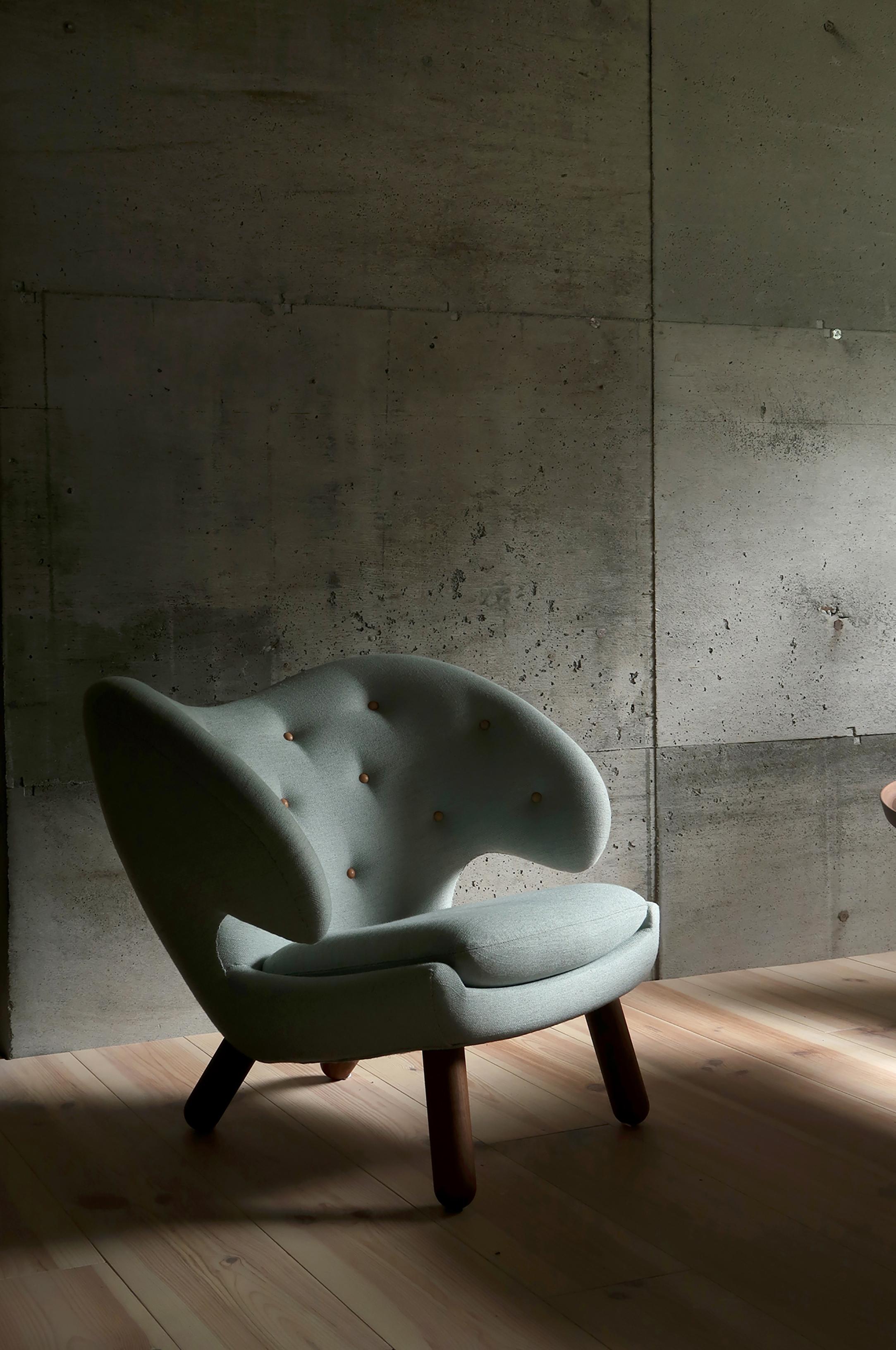 Finn Juhl Sedia Pelican imbottita in Wood e tessuto 2