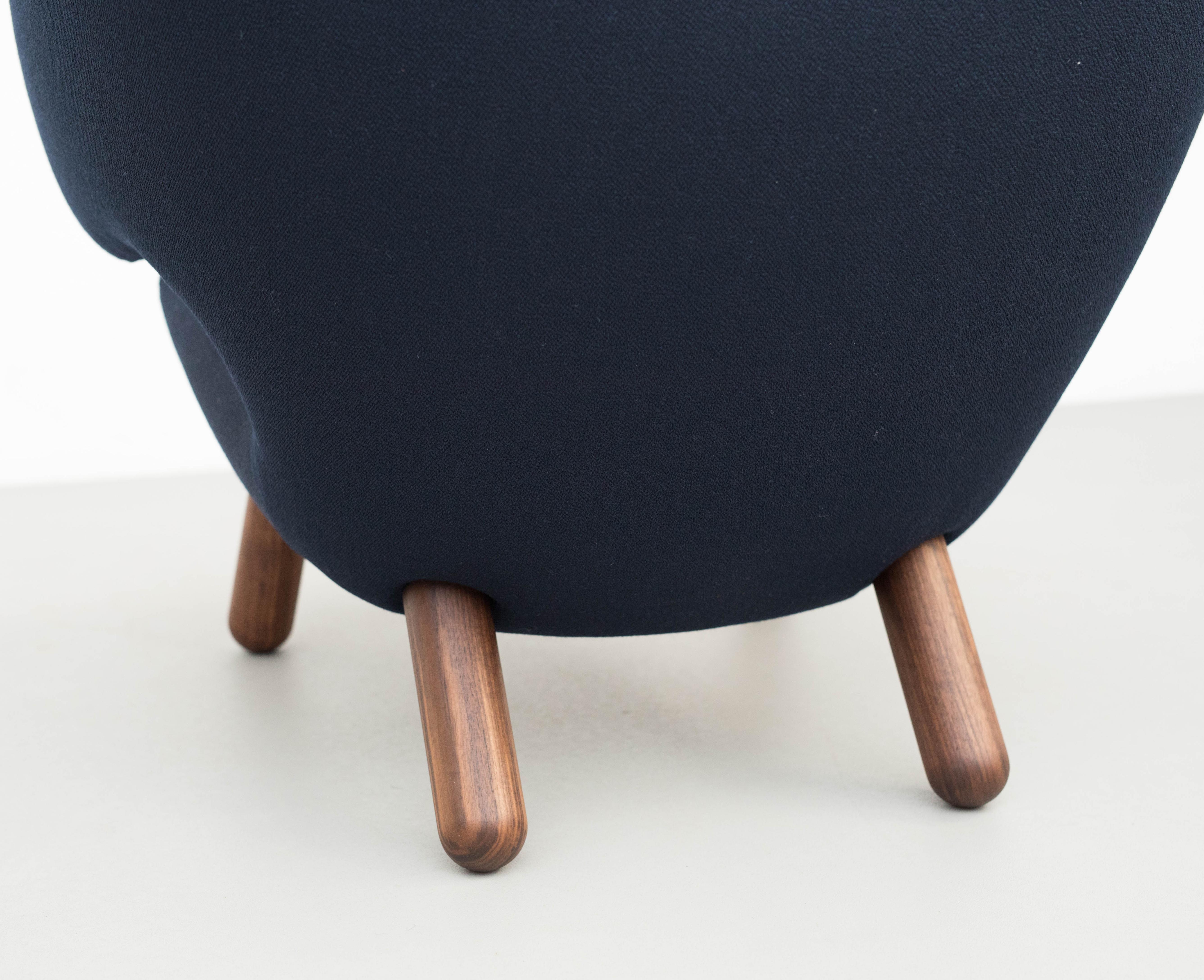 Finn Juhl Pelican Chair Upholstered in Wood and Fabric 4