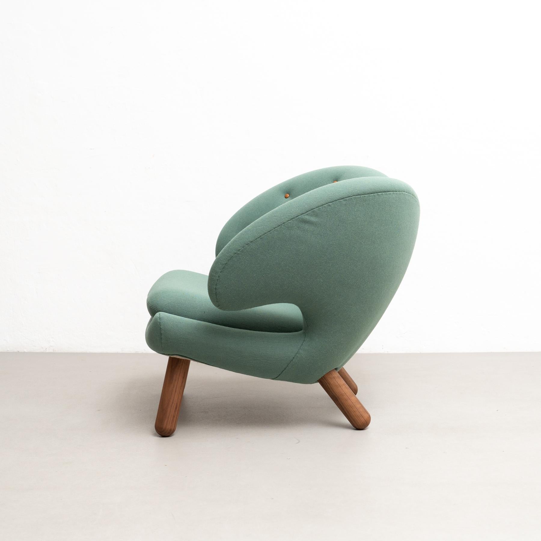 Finn Juhl Pelican Chair Upholstered in Wood and Fabric For Sale 4