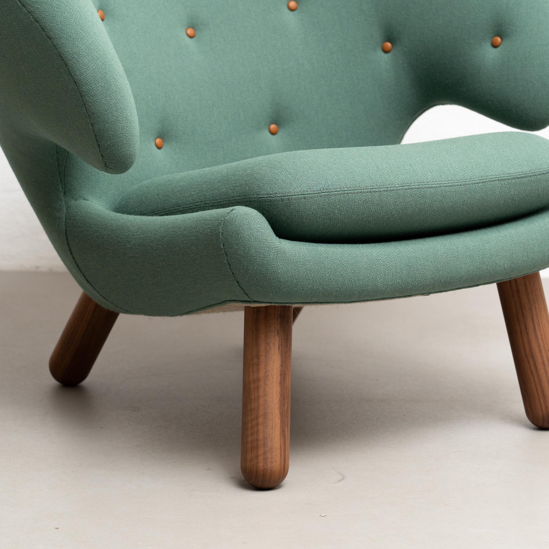 Finn Juhl Pelican Chair Upholstered in Wood and Fabric For Sale 5