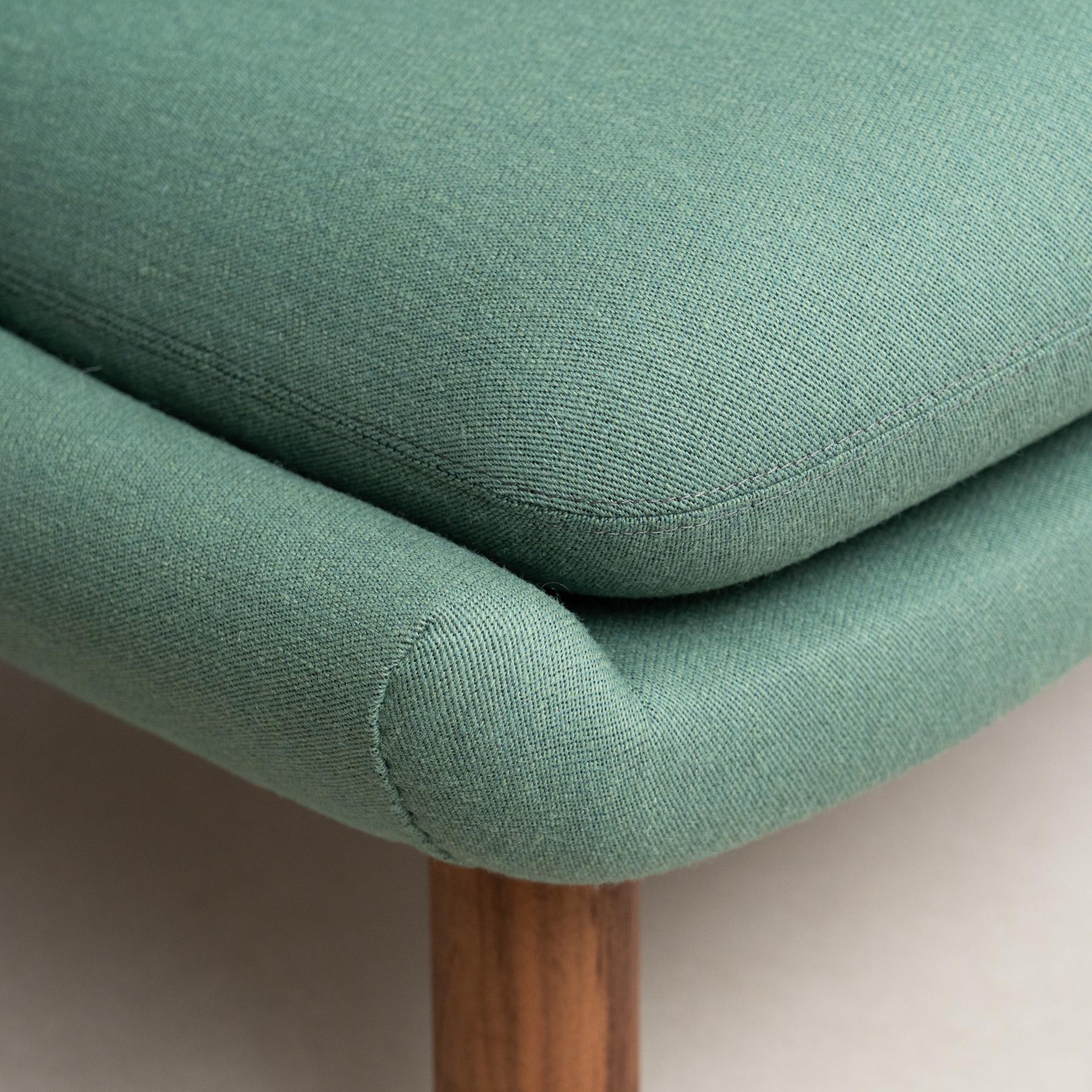 Finn Juhl Pelican Chair Upholstered in Wood and Fabric For Sale 7