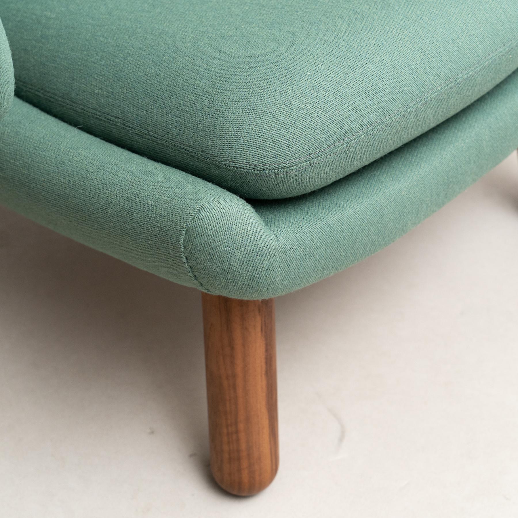 Finn Juhl Pelican Chair Upholstered in Wood and Fabric For Sale 8