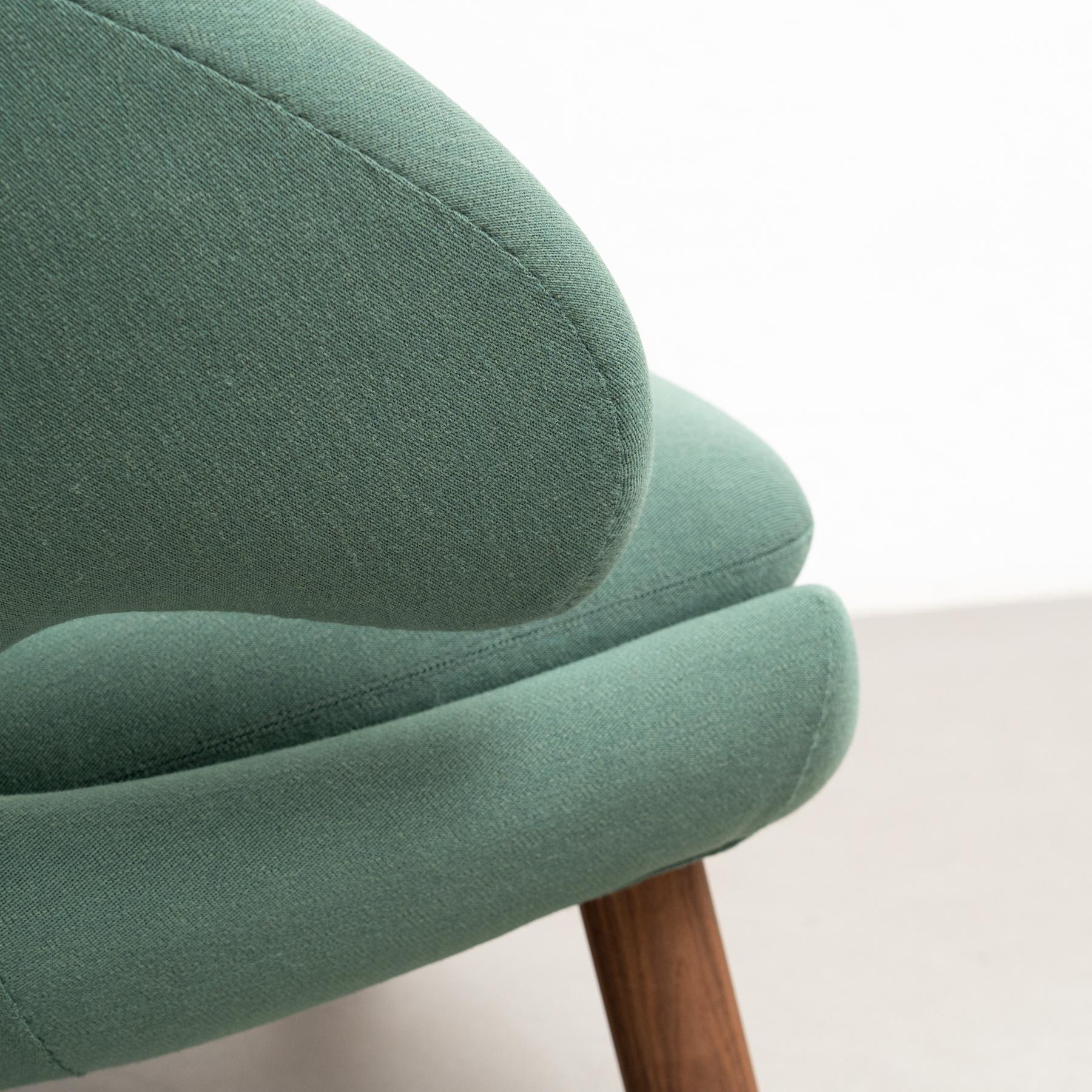 Finn Juhl Pelican Chair Upholstered in Wood and Fabric For Sale 10