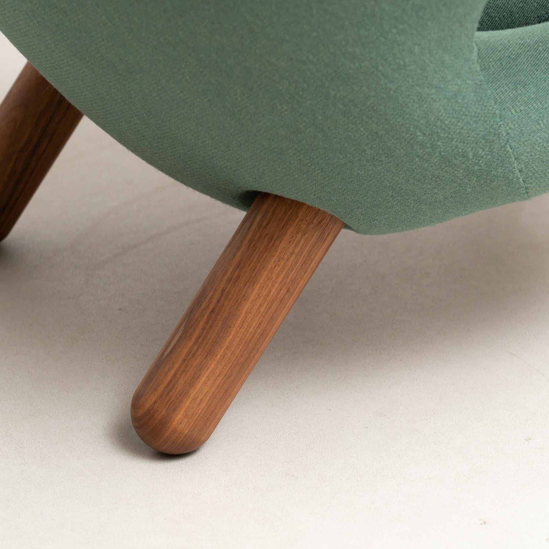 Finn Juhl Pelican Chair Upholstered in Wood and Fabric For Sale 11
