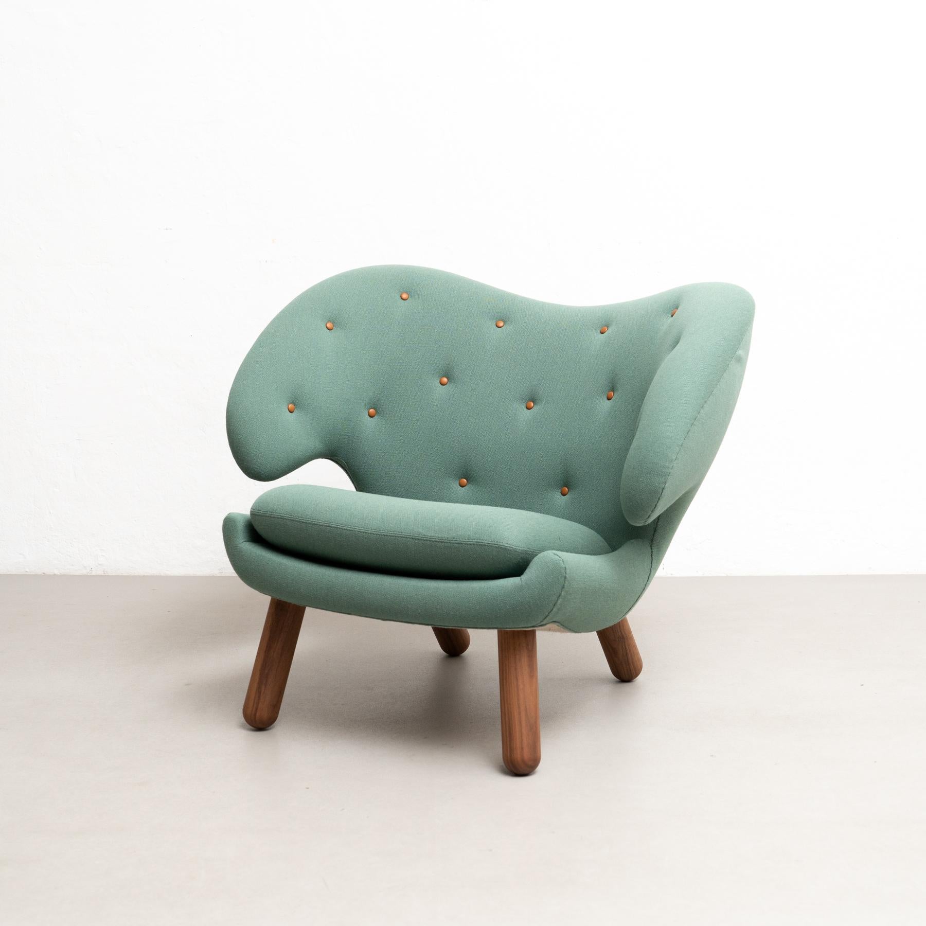 Modern Finn Juhl Pelican Chair Upholstered in Wood and Fabric For Sale