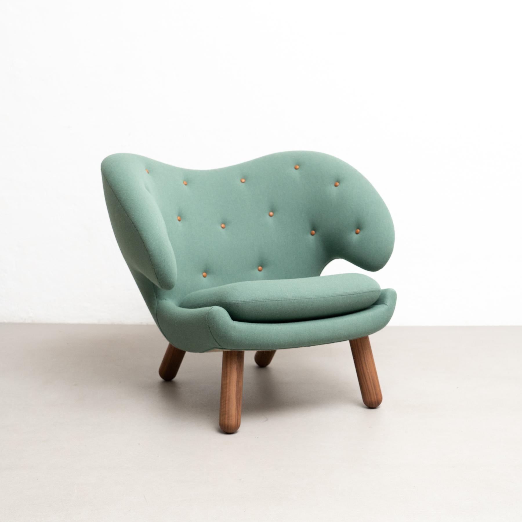 Finn Juhl Pelican Chair Upholstered in Wood and Fabric In New Condition For Sale In Barcelona, Barcelona