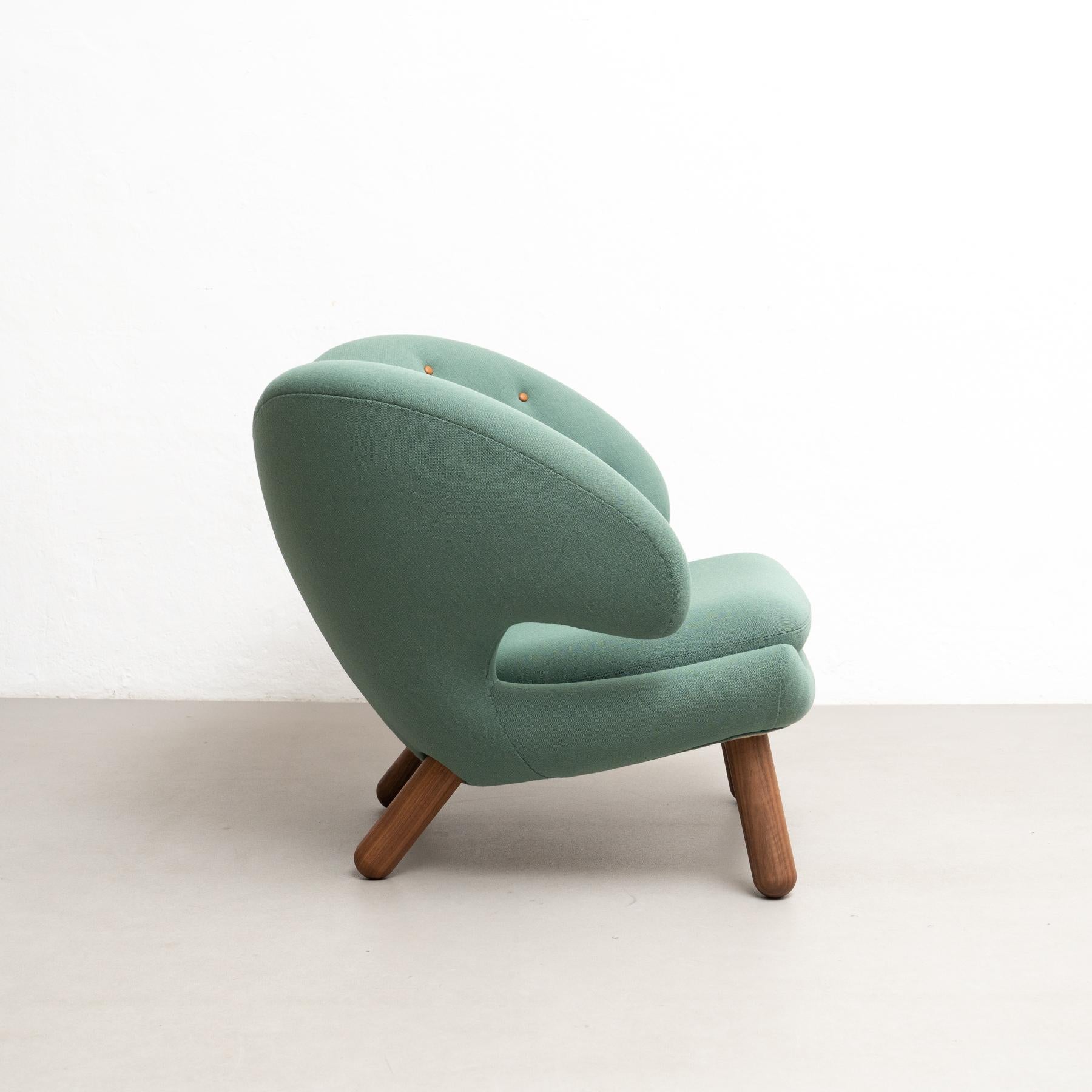 Contemporary Finn Juhl Pelican Chair Upholstered in Wood and Fabric For Sale