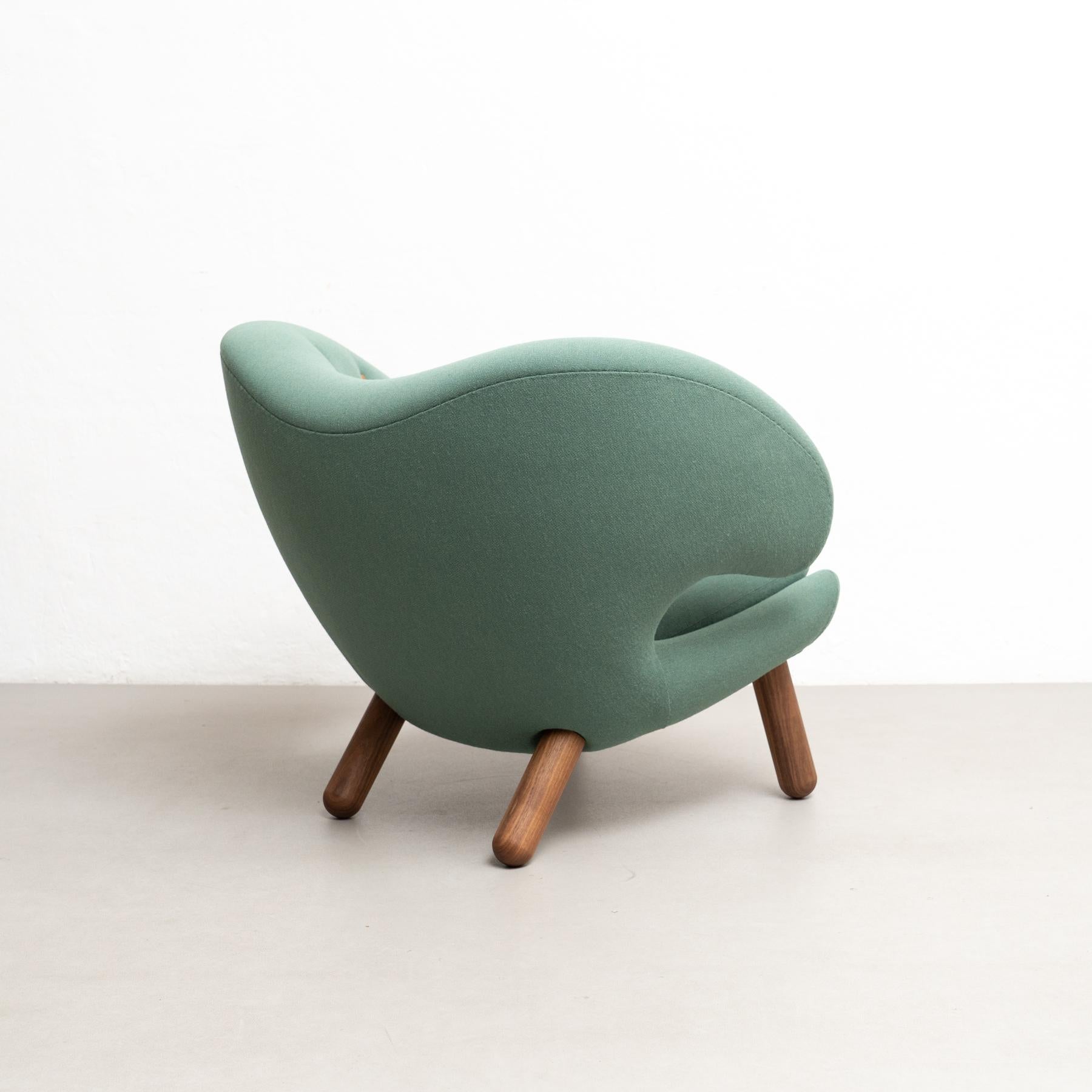 Finn Juhl Pelican Chair Upholstered in Wood and Fabric For Sale 1