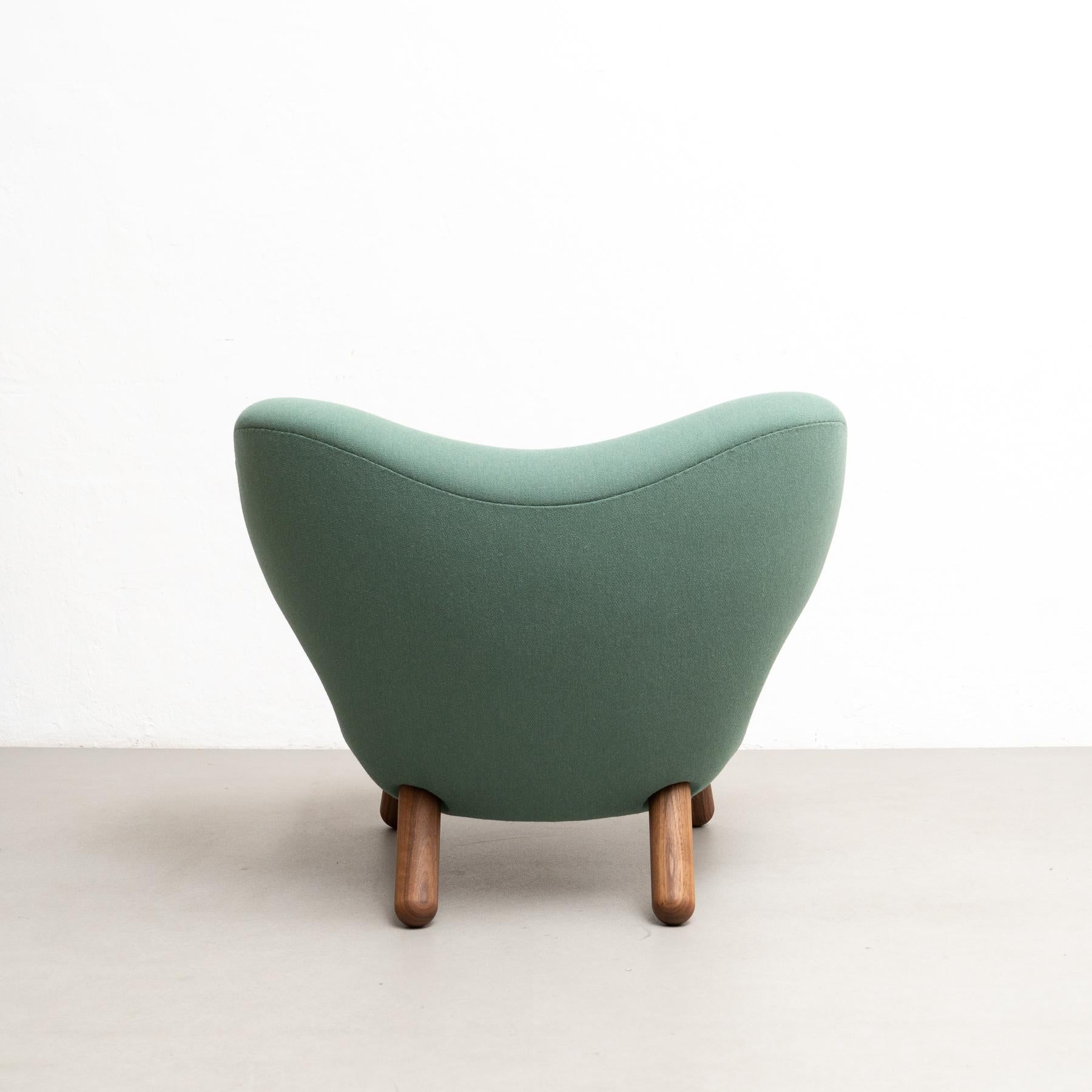 Finn Juhl Pelican Chair Upholstered in Wood and Fabric For Sale 2
