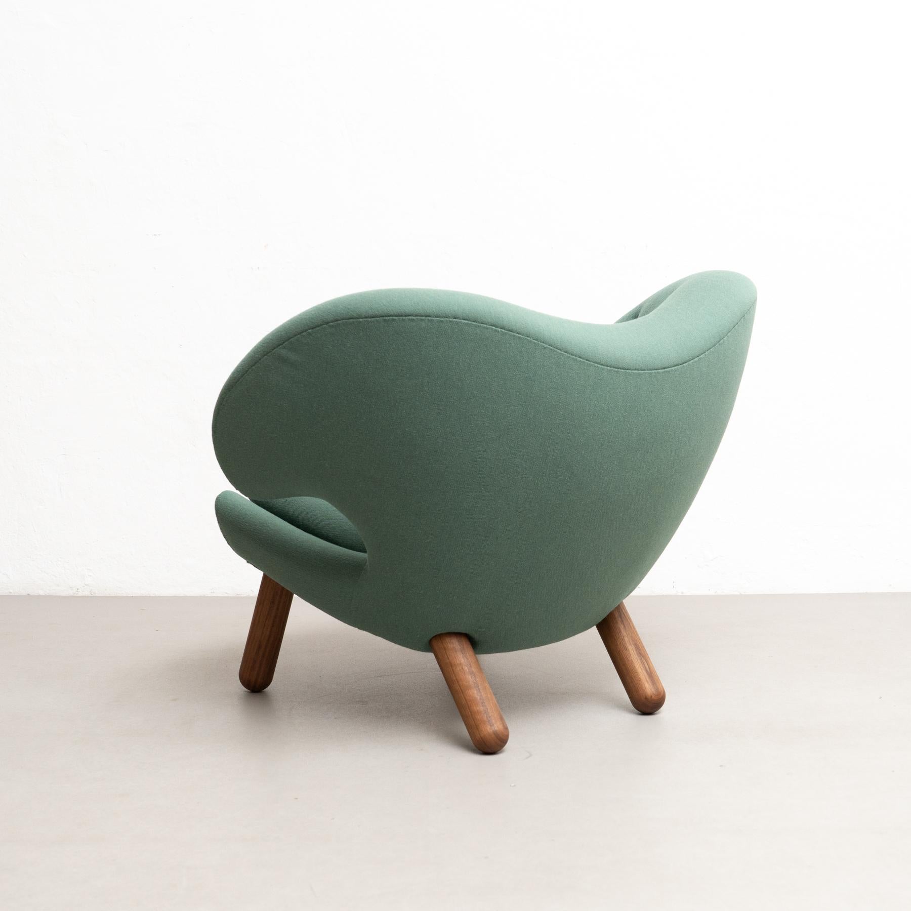 Finn Juhl Pelican Chair Upholstered in Wood and Fabric For Sale 3