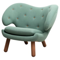 Silla Finn Juhl Pelican tapizada en madera y tela