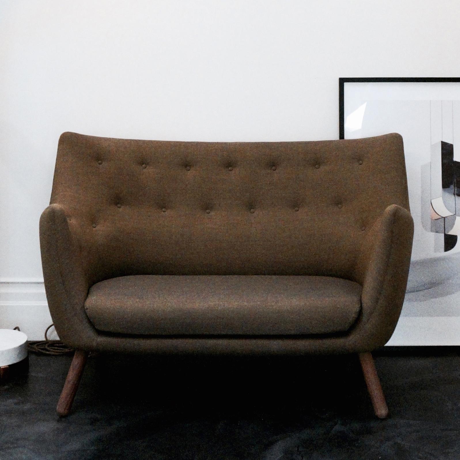 Sofa designed by Finn Juhl in 1946, relaunched in 2008.
Manufactured by House of Finn Juhl in Denmark.

This small two-seater sofa first saw the light of day at the Copenhagen Cabinetmakers’ Guild Exhibition in 1941. It should be seen as a natural