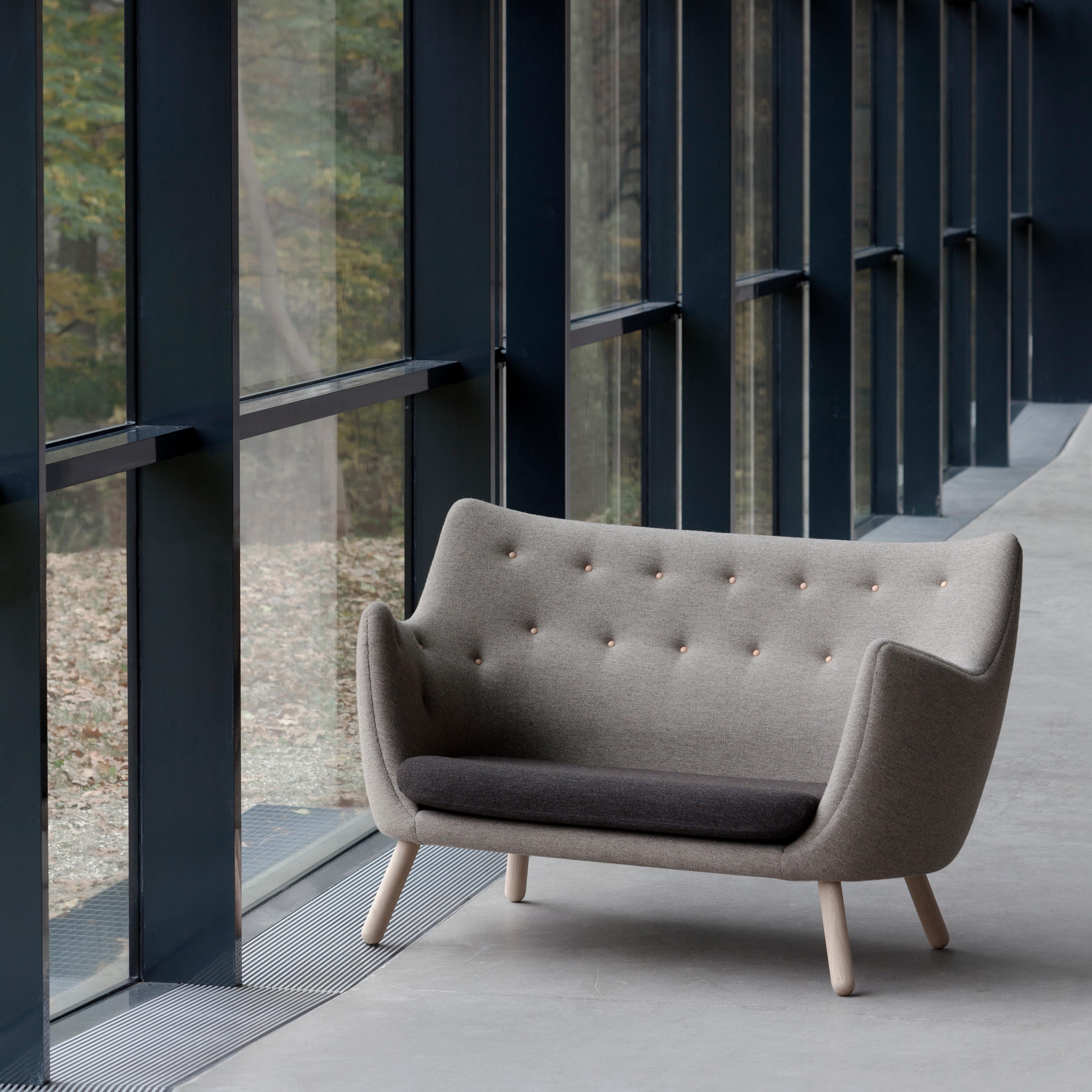 Sofa designed by Finn Juhl in 1946, relaunched in 2008.
Manufactured by House of Finn Juhl in Denmark.

This small two-seater sofa first saw the light of day at the Copenhagen Cabinetmakers’ Guild Exhibition in 1941. It should be seen as a