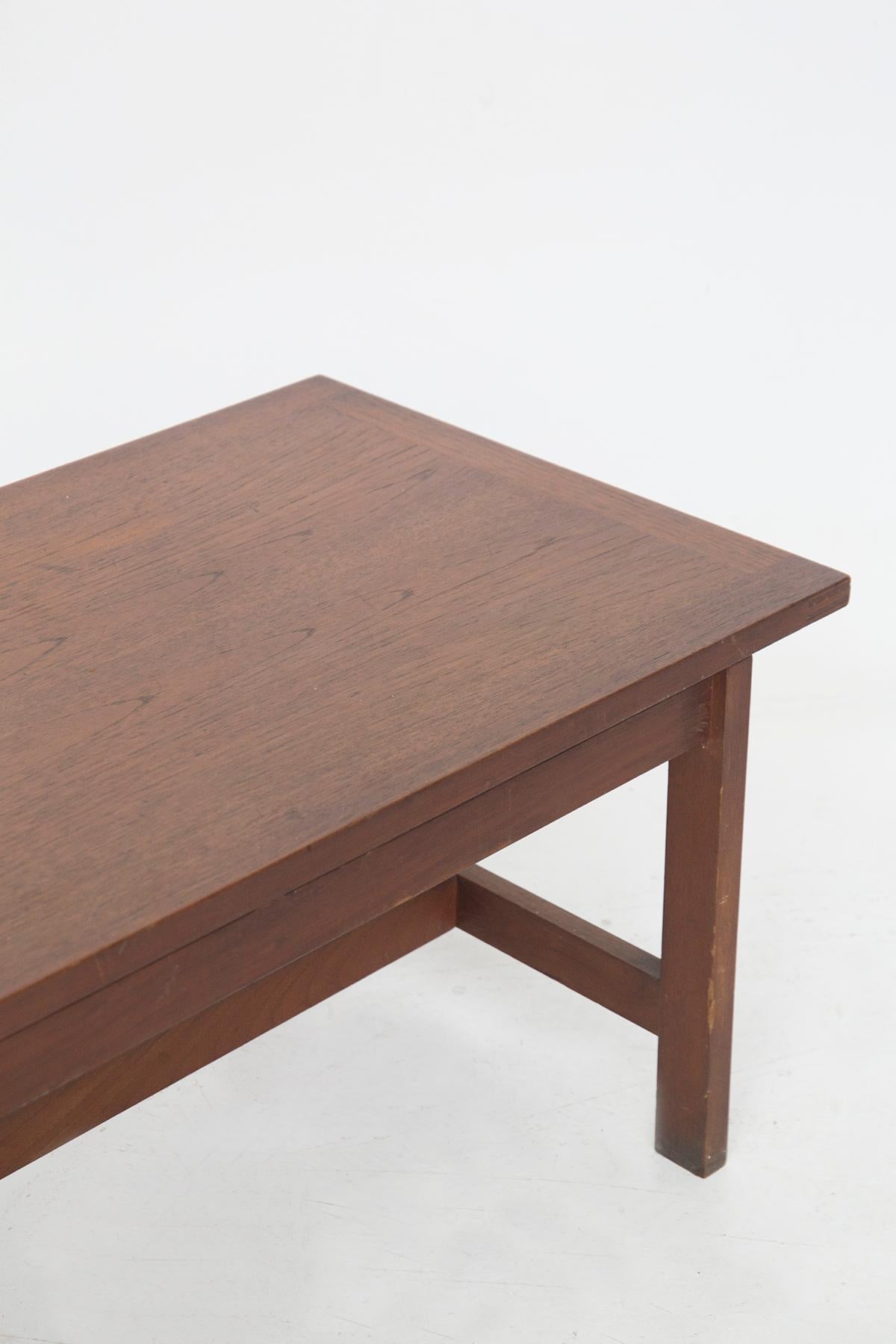 Magnifique table basse vintage en bois, un chef-d'œuvre de design des années 1950, créé par le célèbre artiste danois Finn Juhl pour le prestigieux fabricant scandinave France and Sons. Cette table est un parfait exemple de l'élégance et de la
