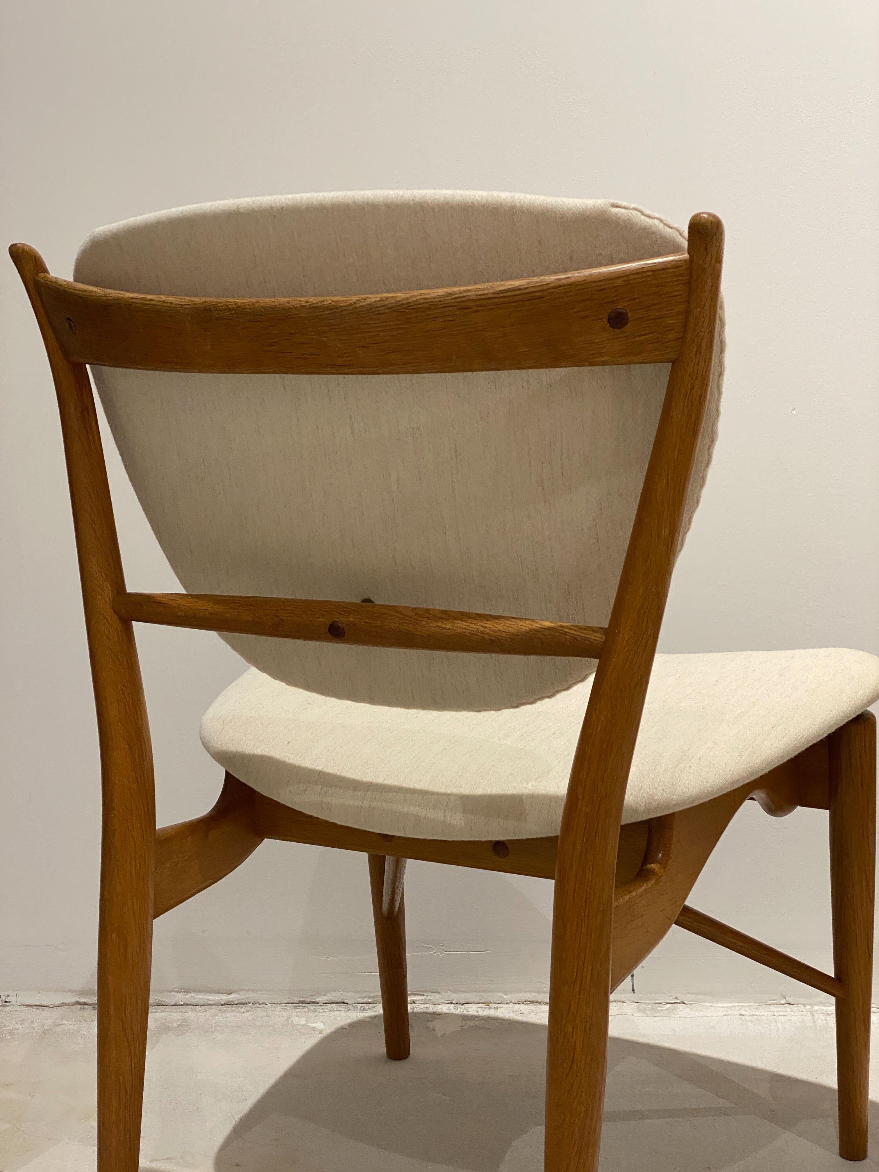 Finn Juhl, Rare Dining / Side Chairs, Oak & Fabric, Niels Vodder, Denmark, 1950s In Good Condition In High Point, NC