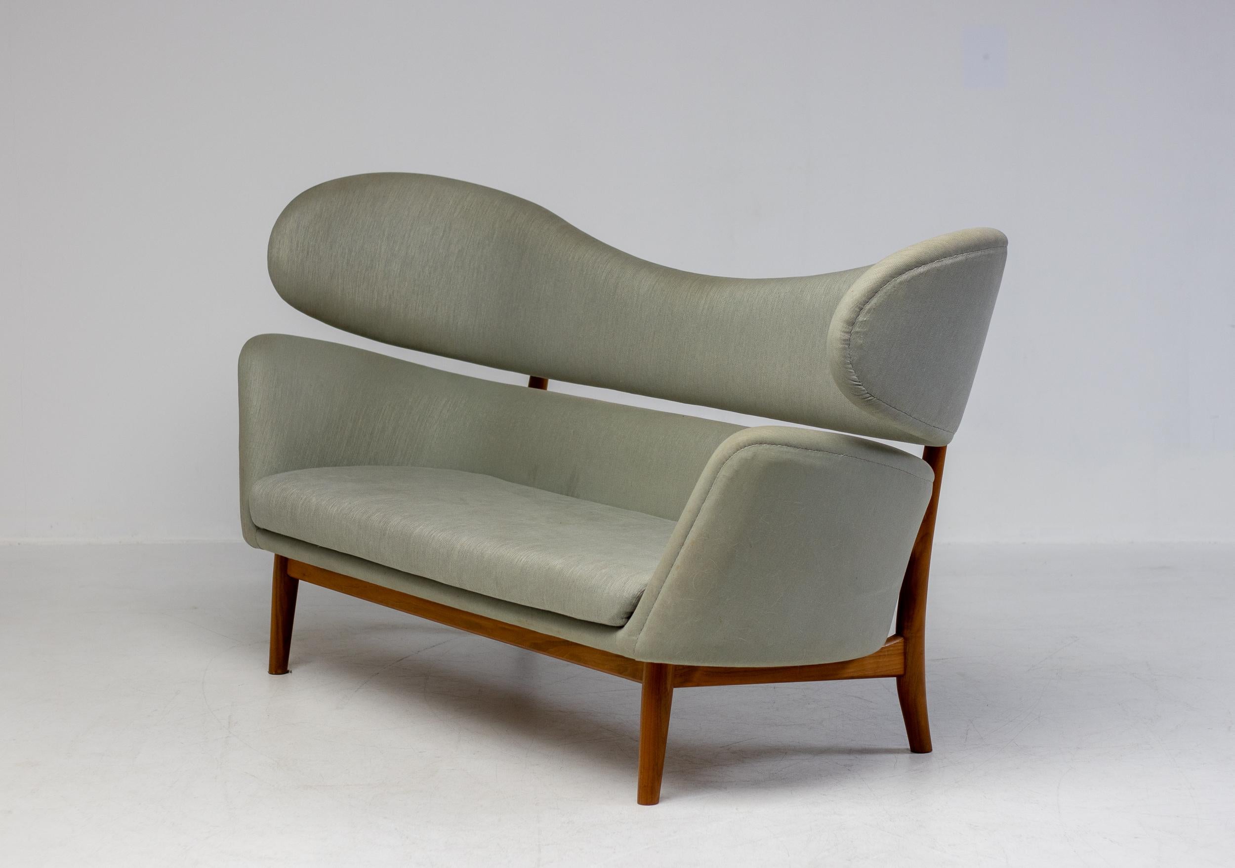 Ein seltenes und bedeutendes Sofa, entworfen von Finn Juhl 1951 für die Baker Furniture Company, Michigan. 
Edgar Kaufmann JR, ein Kunstsammler und Leiter der Abteilung für Industriedesign am Museum of Modern Art in New York, stellte sie der