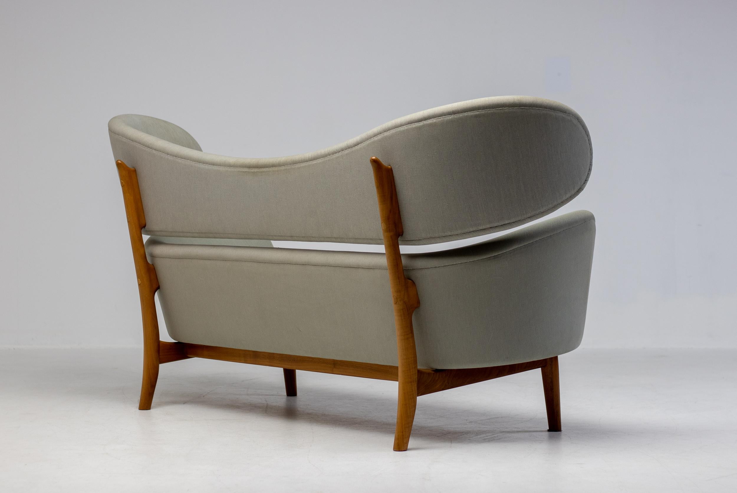 Un canapé rare et important, conçu par Finn Juhls en 1951 pour Baker Furniture Company, Michigan. 
Introduit dans la communauté des designers américains par Edgar Kaufmann Jr, collectionneur d'art et directeur du département de design industriel au