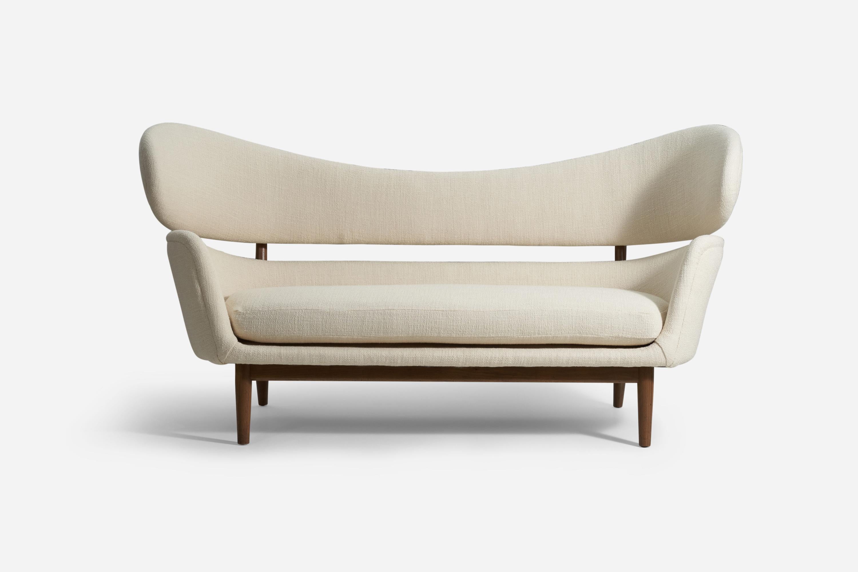 Un rare et important canapé, conçu par Finn Juhl en 1951 pour Baker Furniture Company, Michigan. 

Introduit dans la communauté du design américain par Edgar Kaufmann Jr, un collectionneur d'art et directeur du département de design industriel du