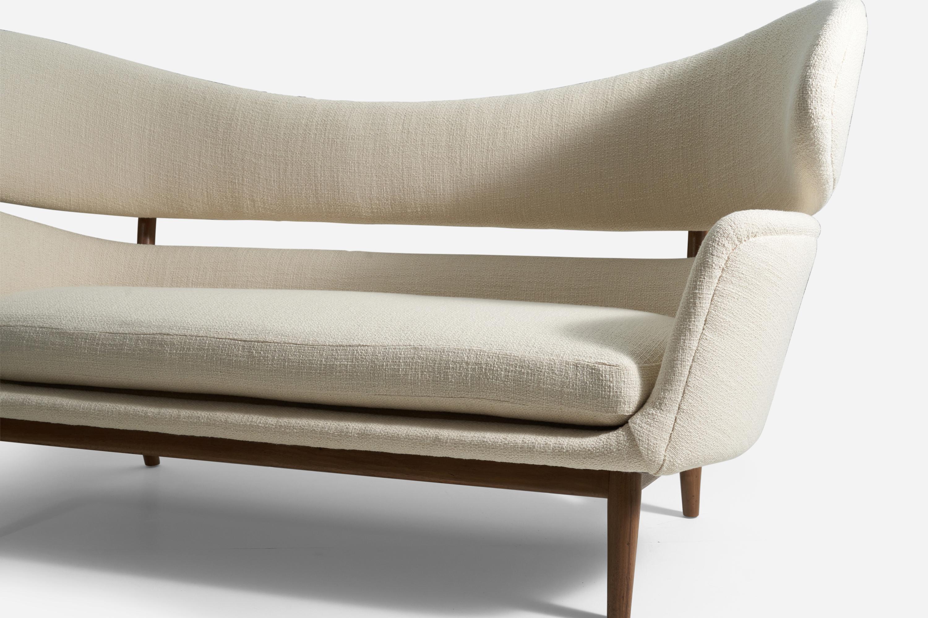 Finn Juhl, seltenes wichtiges Sofa-Stoff aus Nussbaumholz, Baker Furniture Vereinigte Staaten 1951 im Zustand „Gut“ im Angebot in High Point, NC