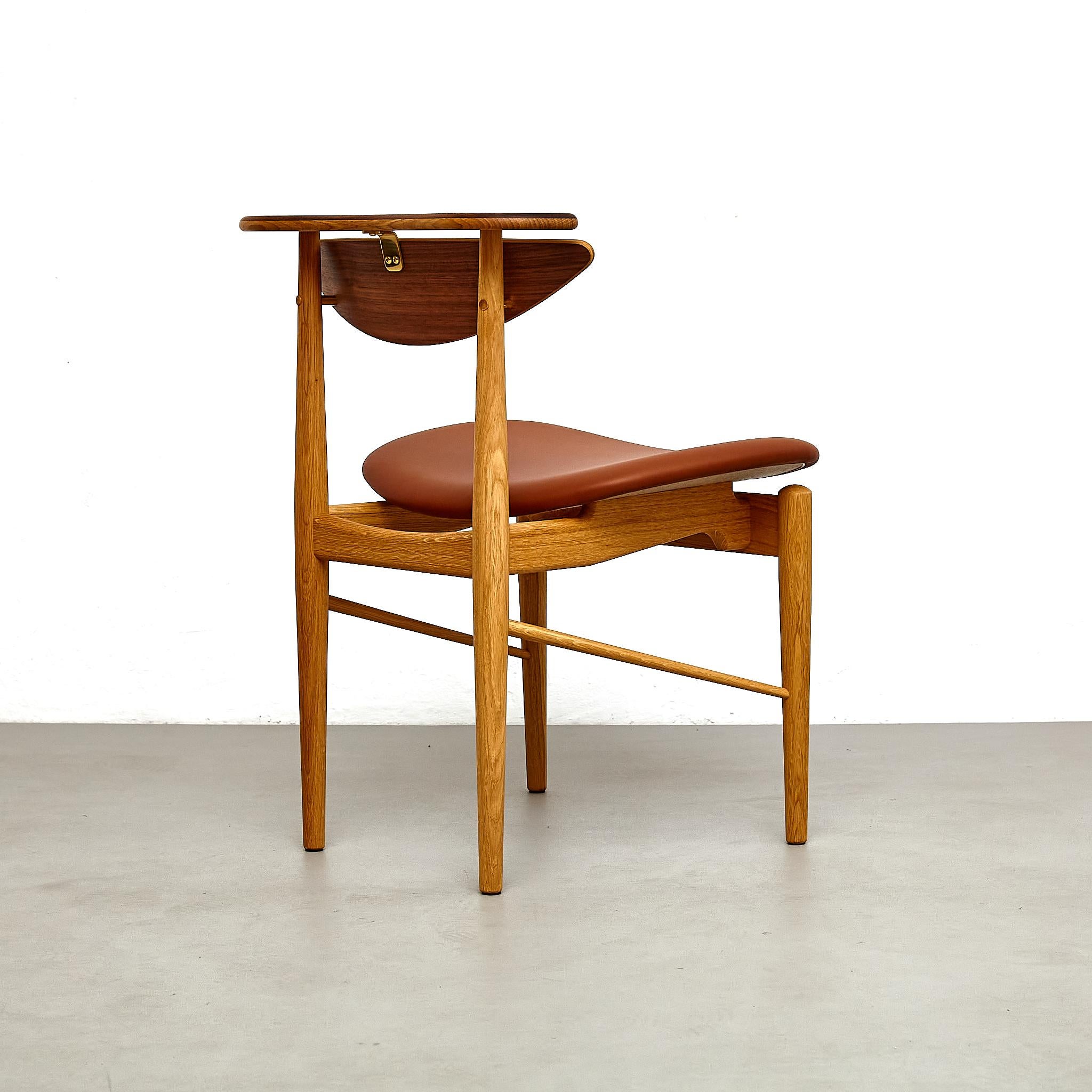 Finn Juhl Reading Chair, Wood and Leather For Sale 2
