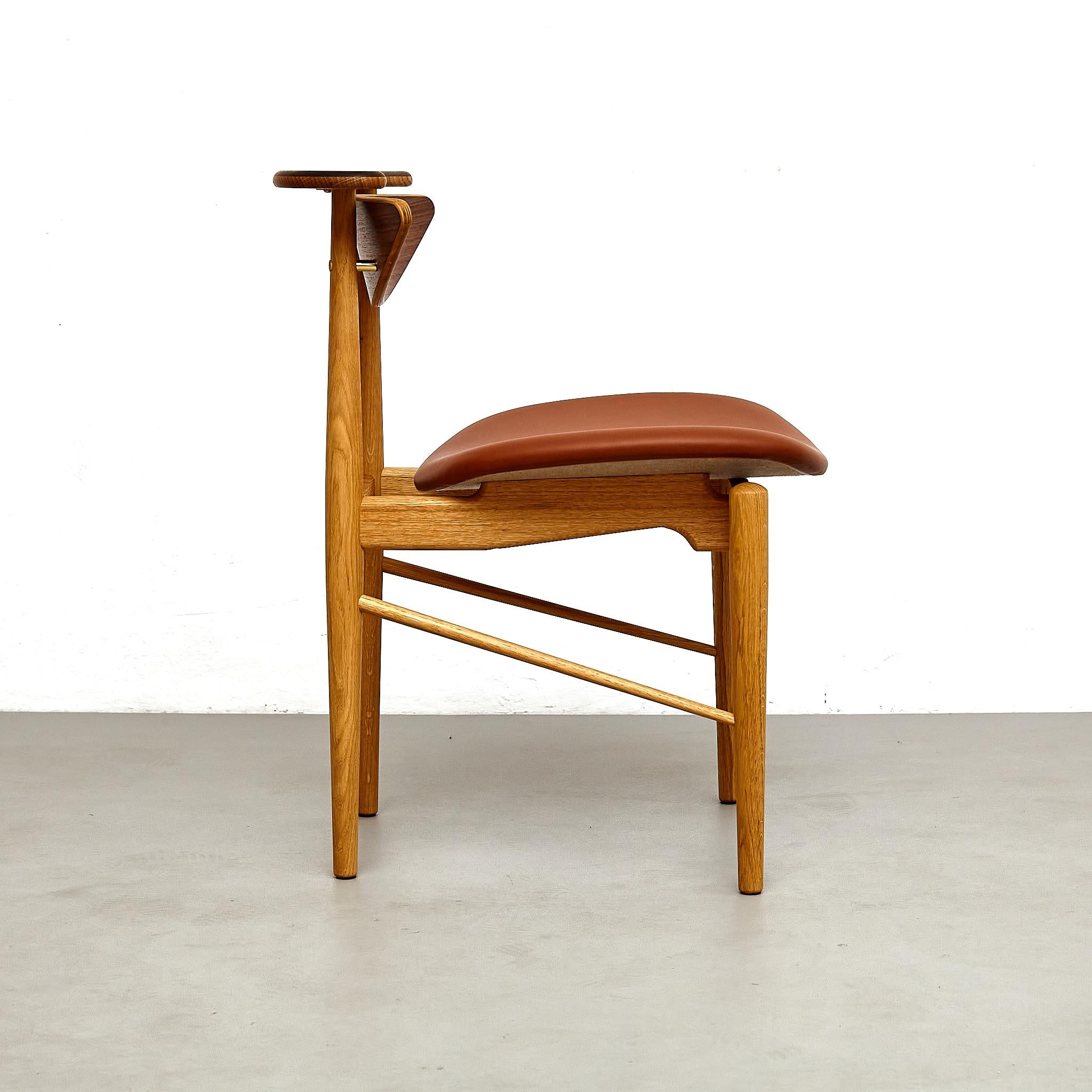 Finn Juhl Reading Chair, Wood and Leather For Sale 3