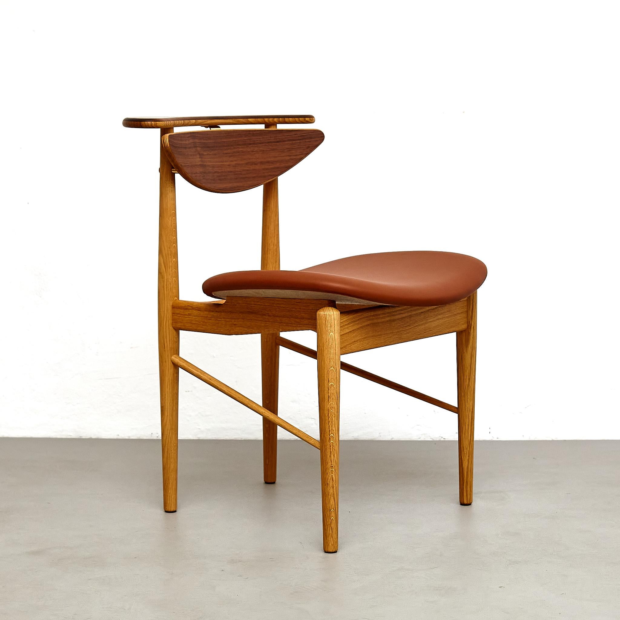 1953 von Finn Juhl entworfener Stuhl, der 2015 neu aufgelegt wurde.

Hergestellt von House of Finn Juhls in Dänemark.

MATERIALIEN: 
Holz, Leder

Abmessungen: 
T 58 cm x B 52 cm x H 74 cm. (SH 45 cm.)

Der Reading-Stuhl ist eines von Finn Juhls