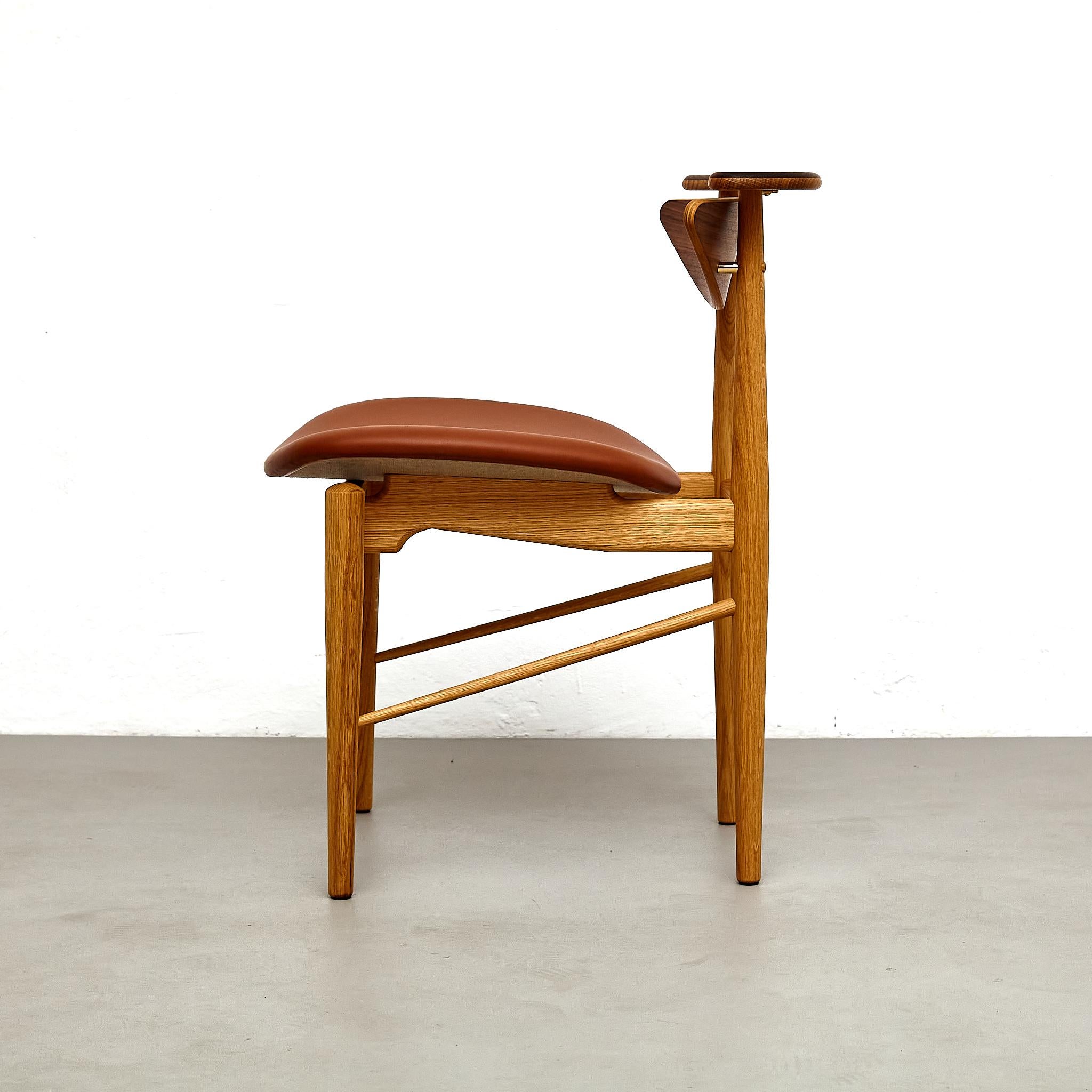 Finn Juhl Reading Chair, Wood and Leather In New Condition For Sale In Barcelona, Barcelona